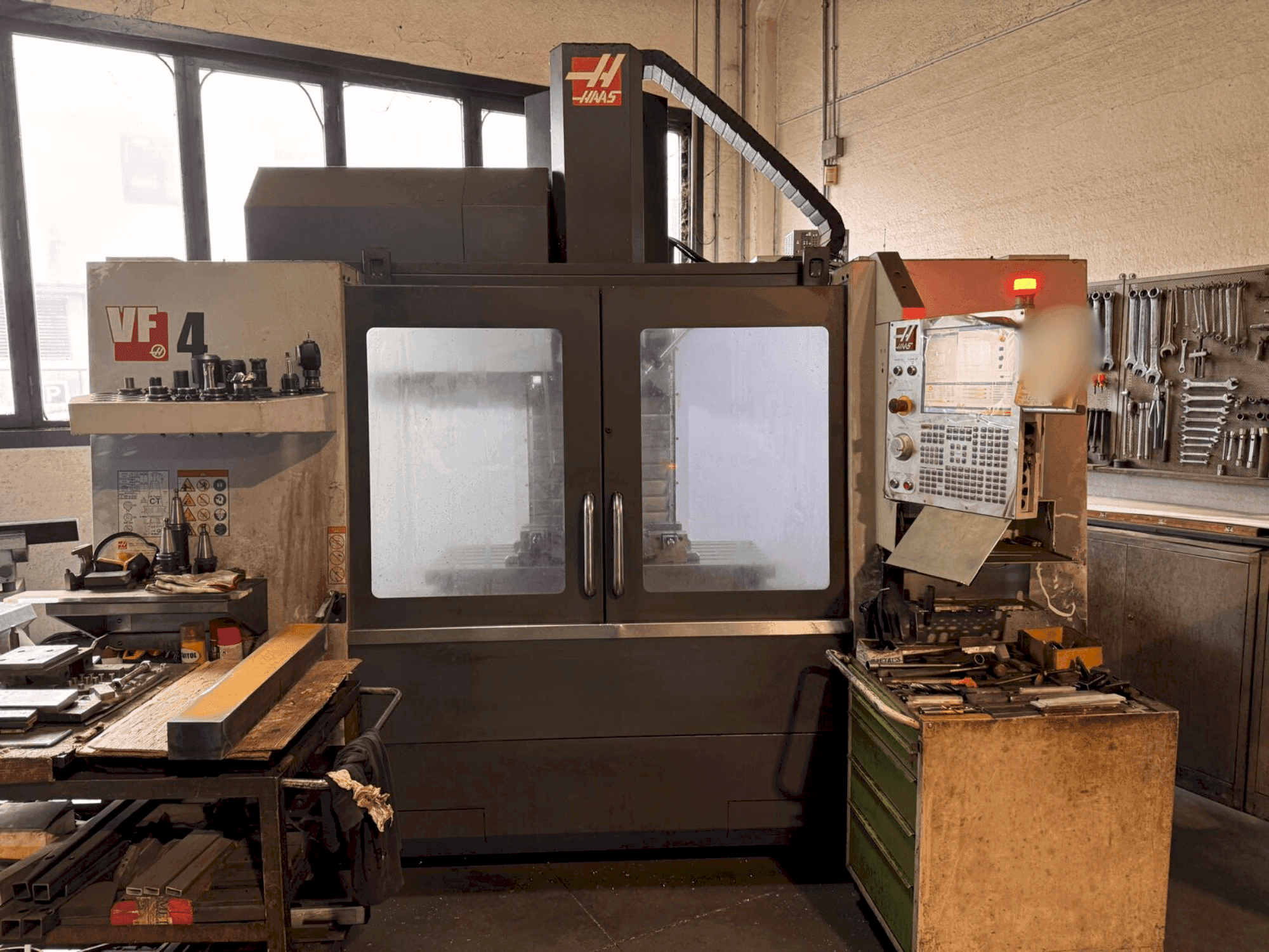Frontansicht der HAAS VF4  Maschine