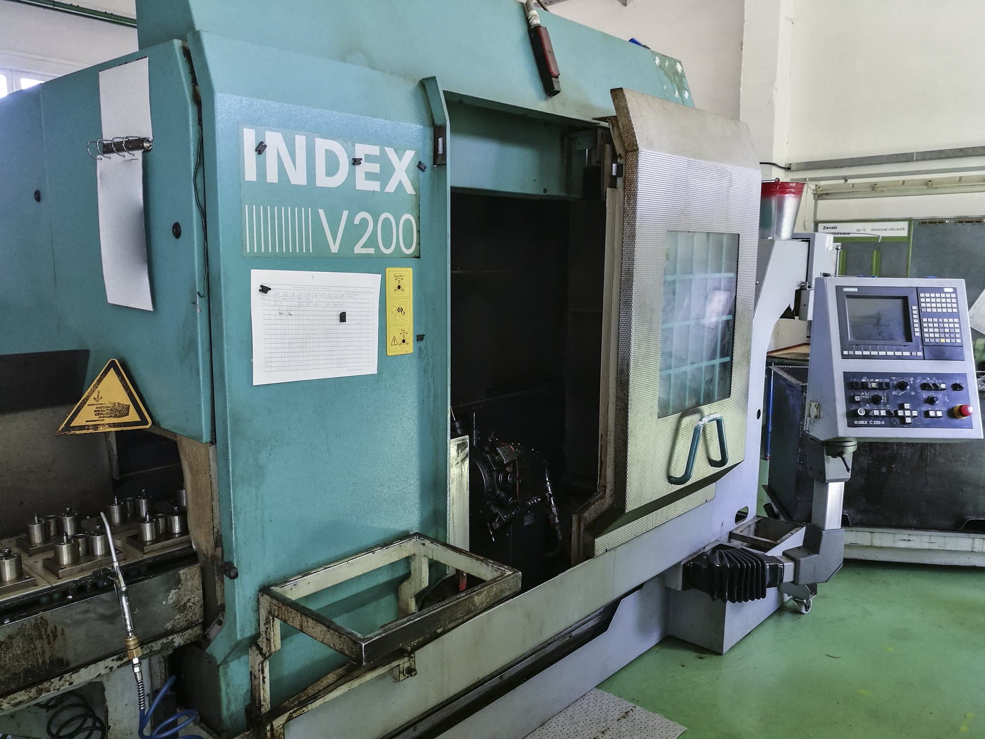 Linke Ansicht der Index V200 Maschine