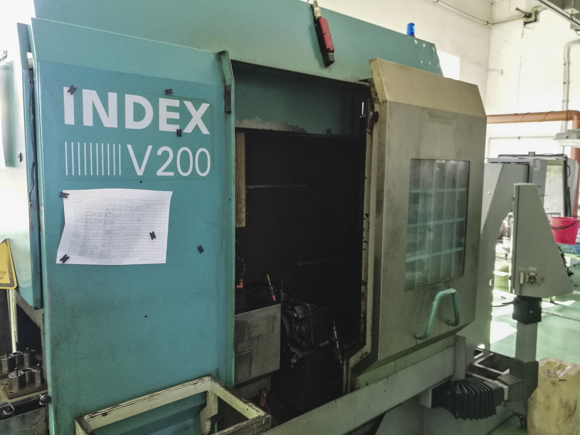 Linke Ansicht der Index V200 Maschine