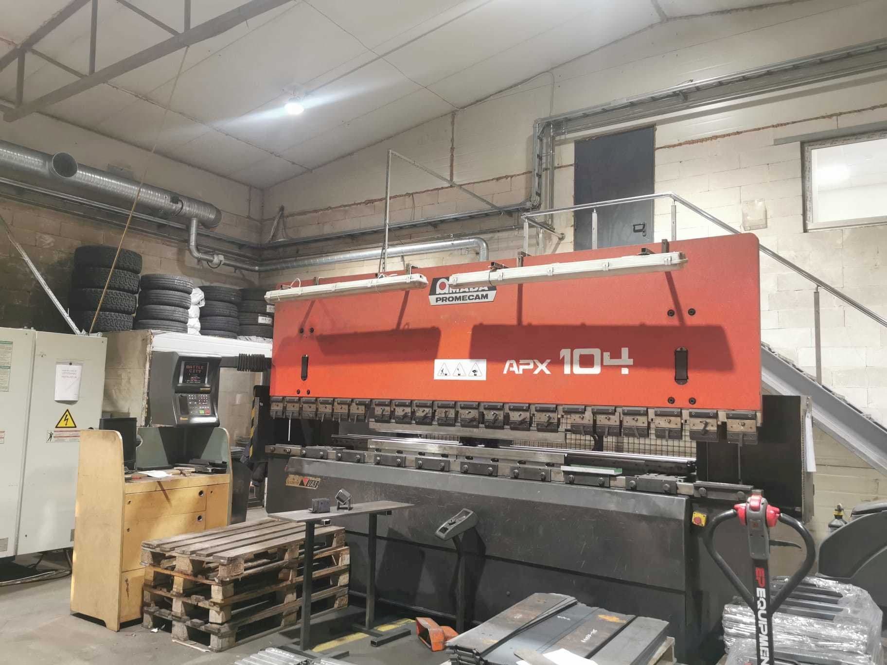 Frontansicht der AMADA APX  Maschine