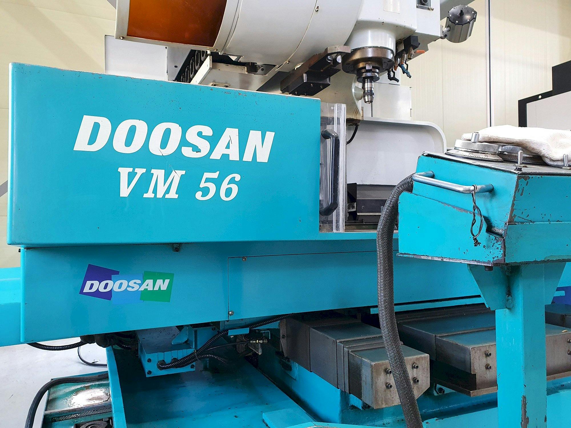 Frontansicht der Doosan VM56  Maschine
