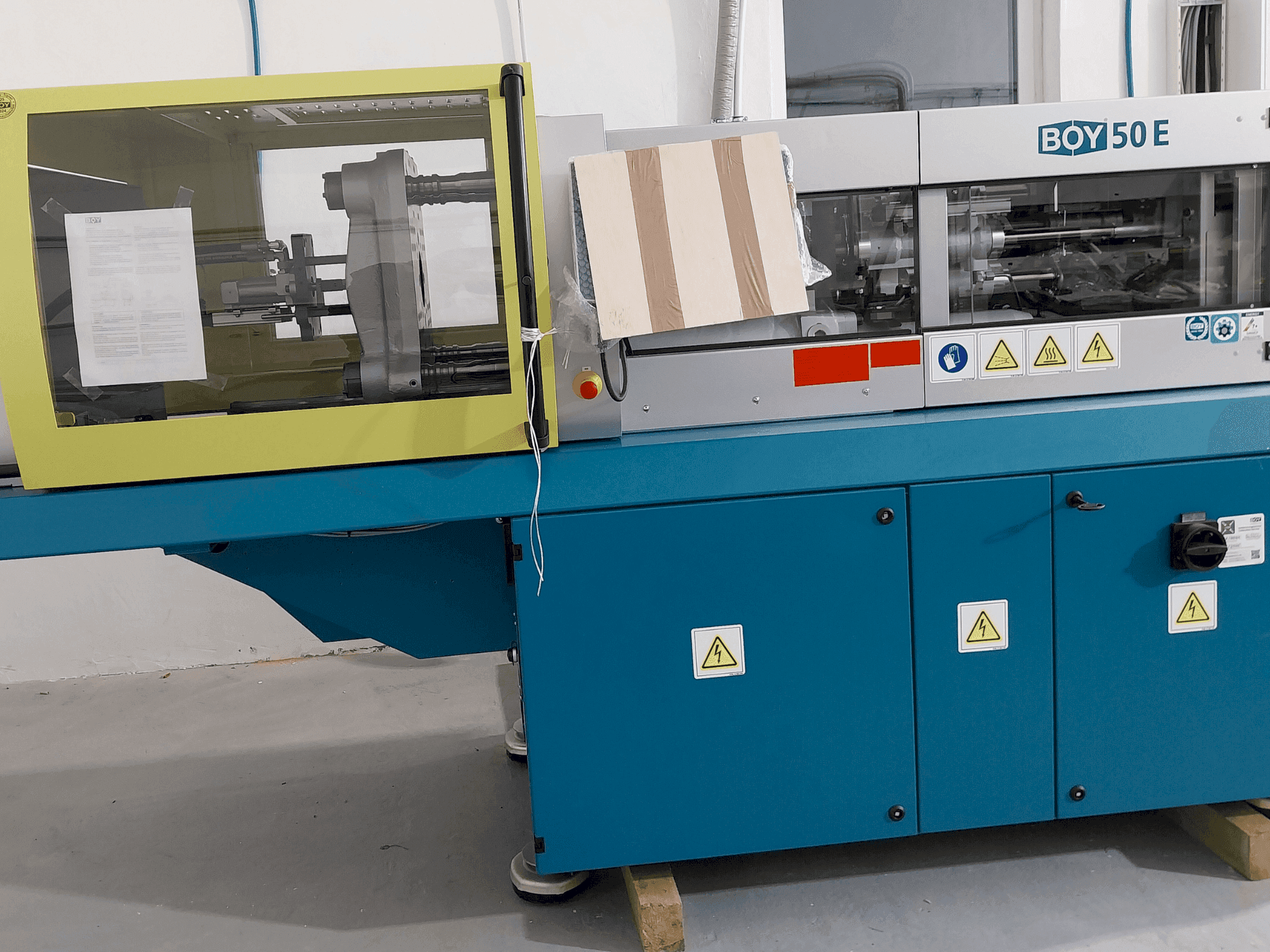 Frontansicht der BOY 50 E  Maschine