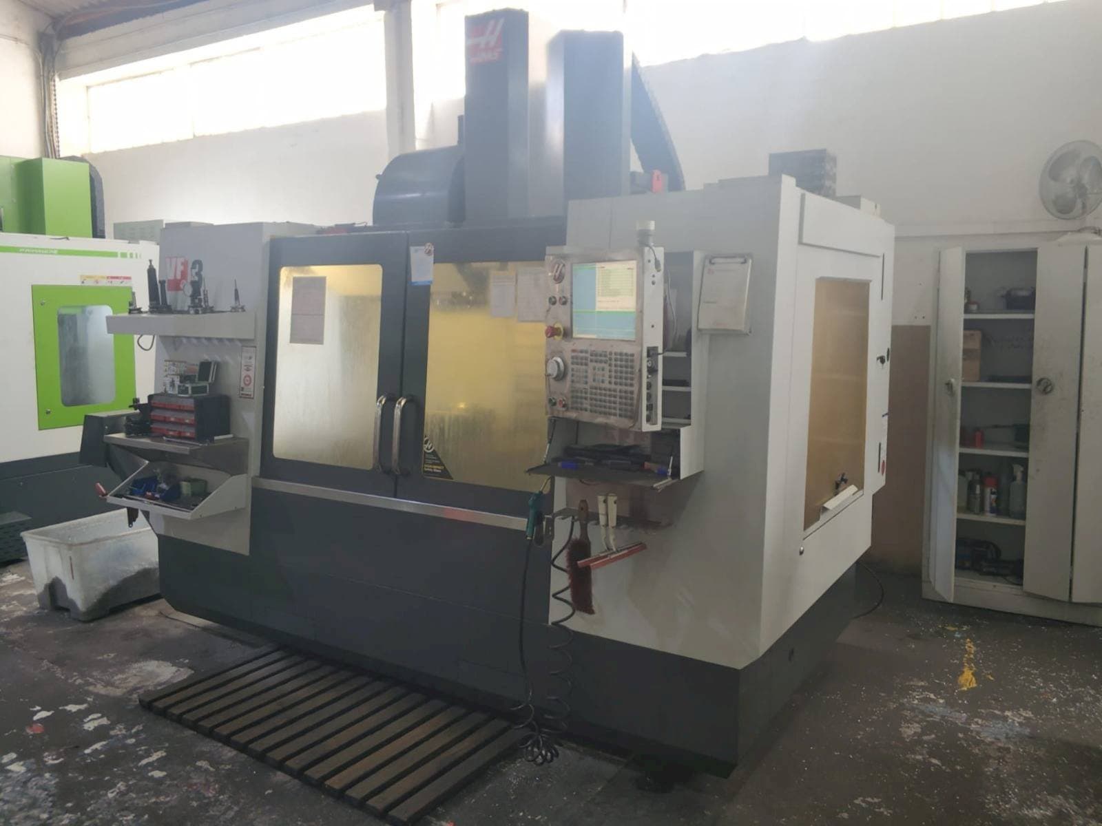 Frontansicht der HAAS VF-3  Maschine