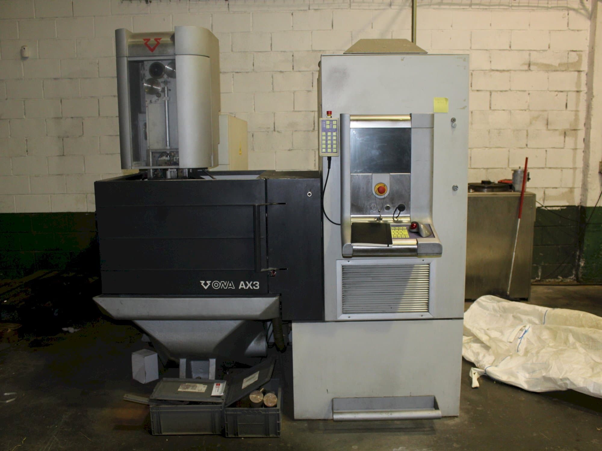 Frontansicht der ONA AX3  Maschine