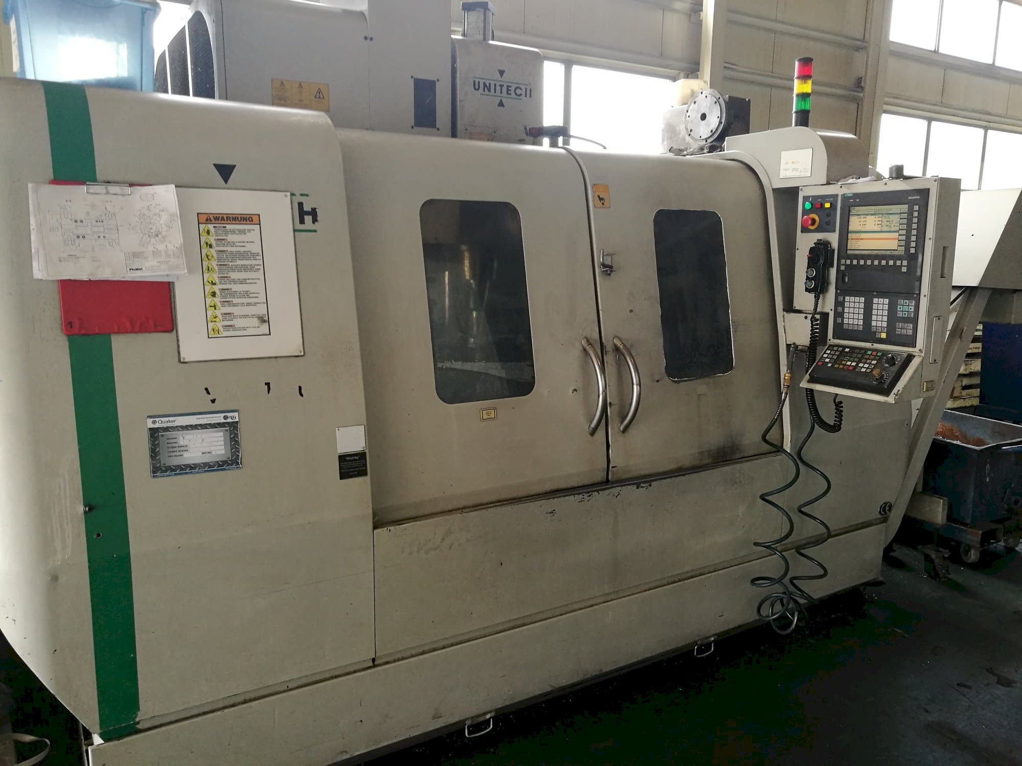 Frontansicht der UNITECH VMC-1250P3 Maschine