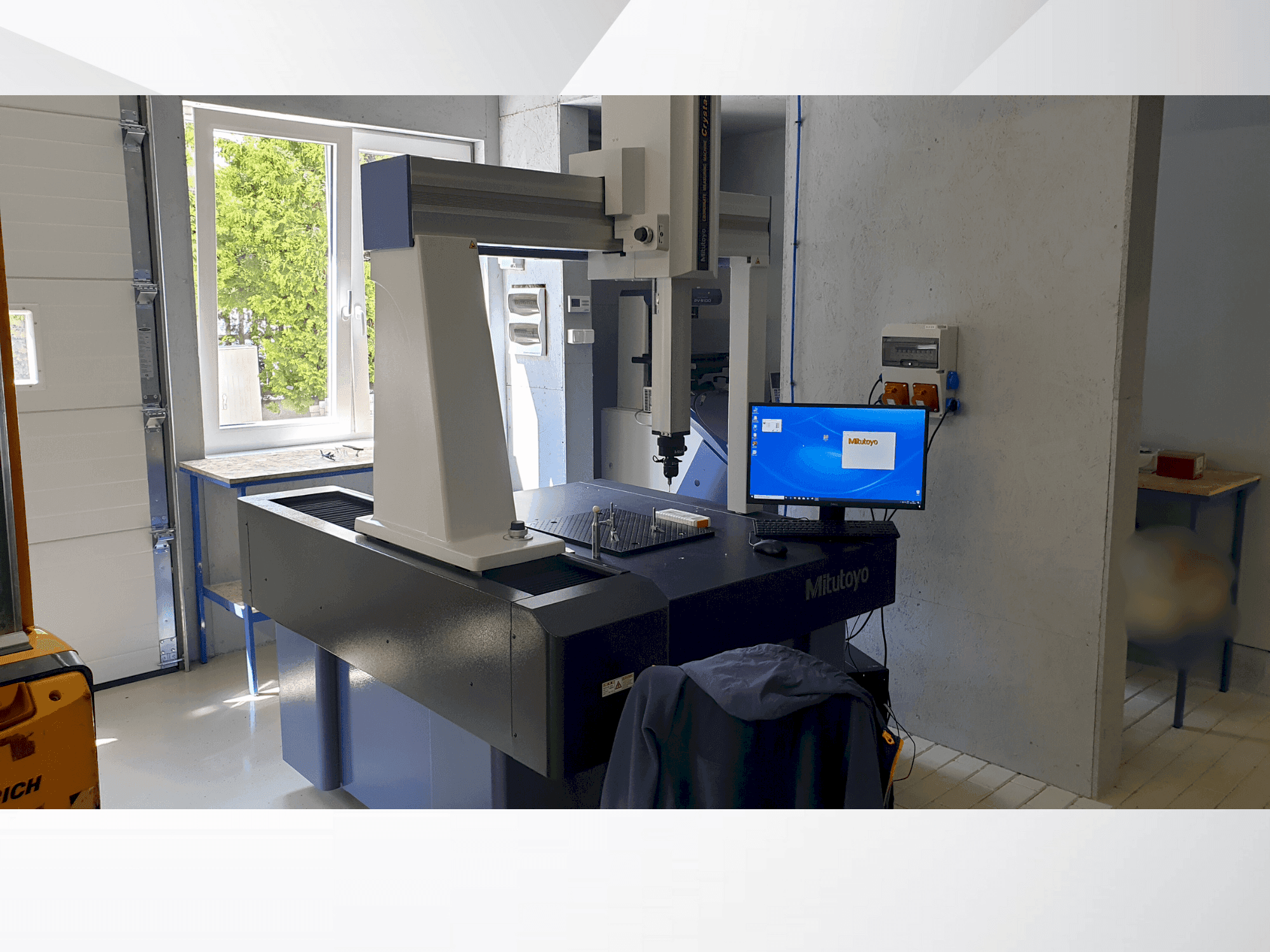 Frontansicht der Mitutoyo MITUTOYO Crysta Plus M 776 Maschine