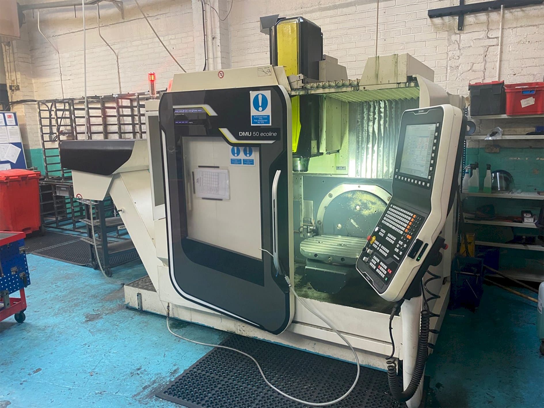 Frontansicht der DMG DMU Ecoline 50 5 Axis VMC Maschine