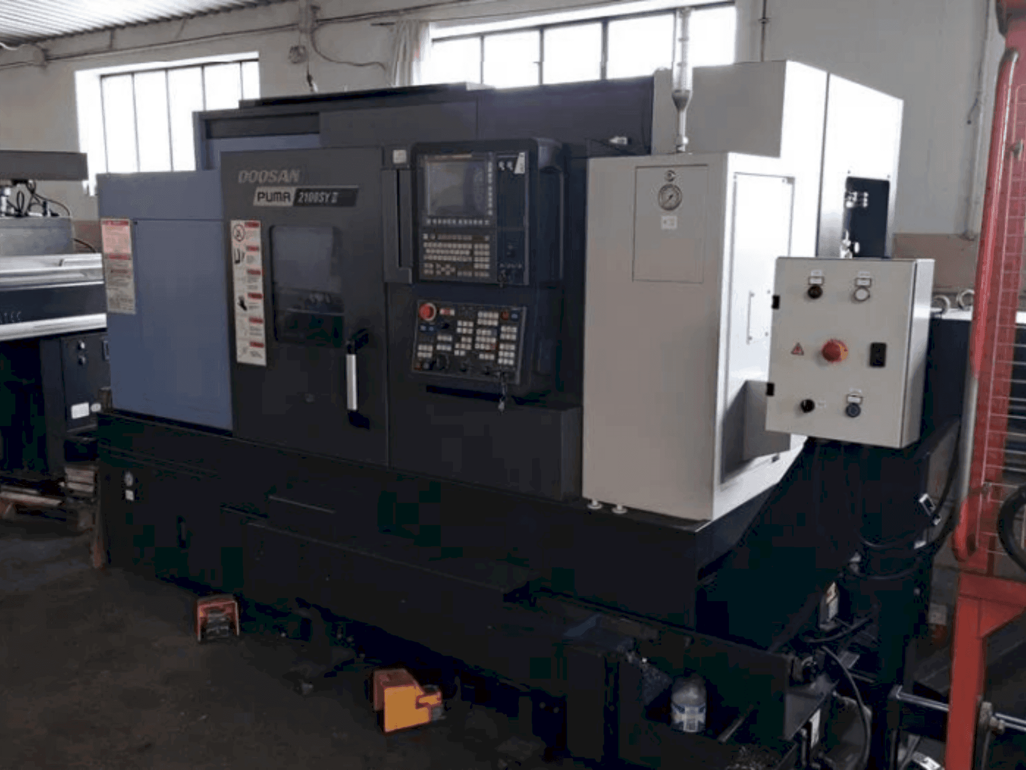 Frontansicht der DOOSAN PUMA 2100 SY II  Maschine