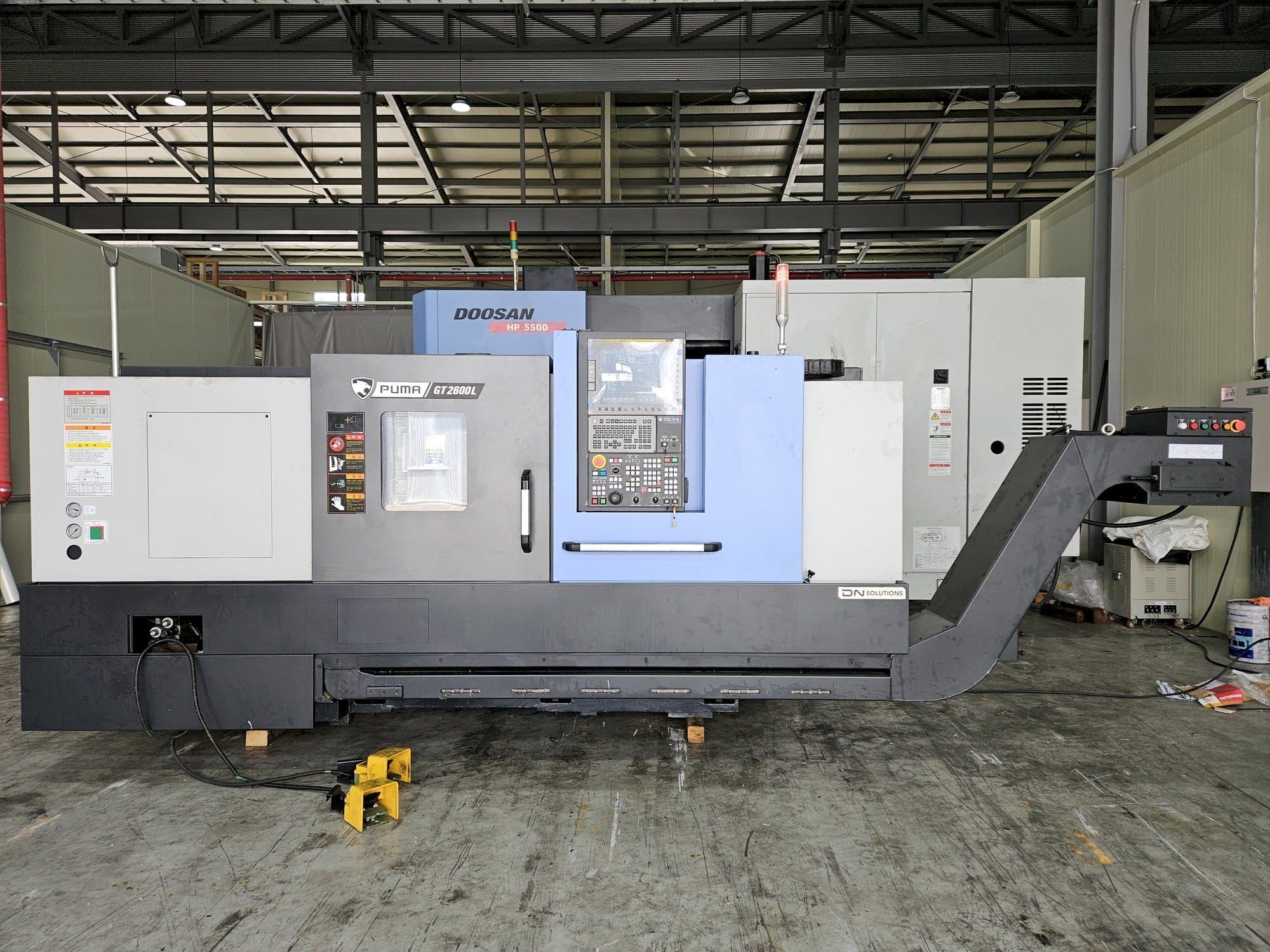 Frontansicht der DN SOLUTIONS PUMA GT2600L Maschine