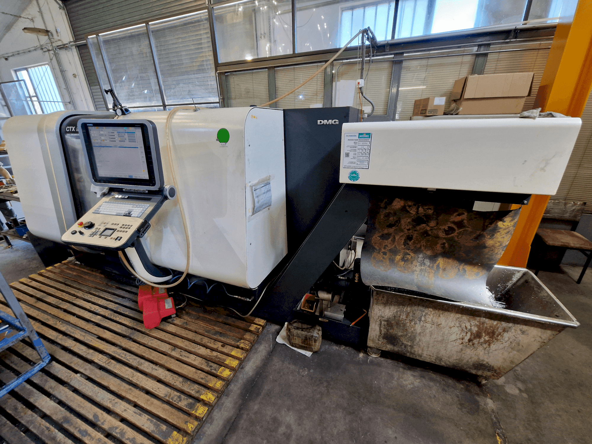 Frontansicht der DMG MORI CTX ALPHA 500 V6 Maschine