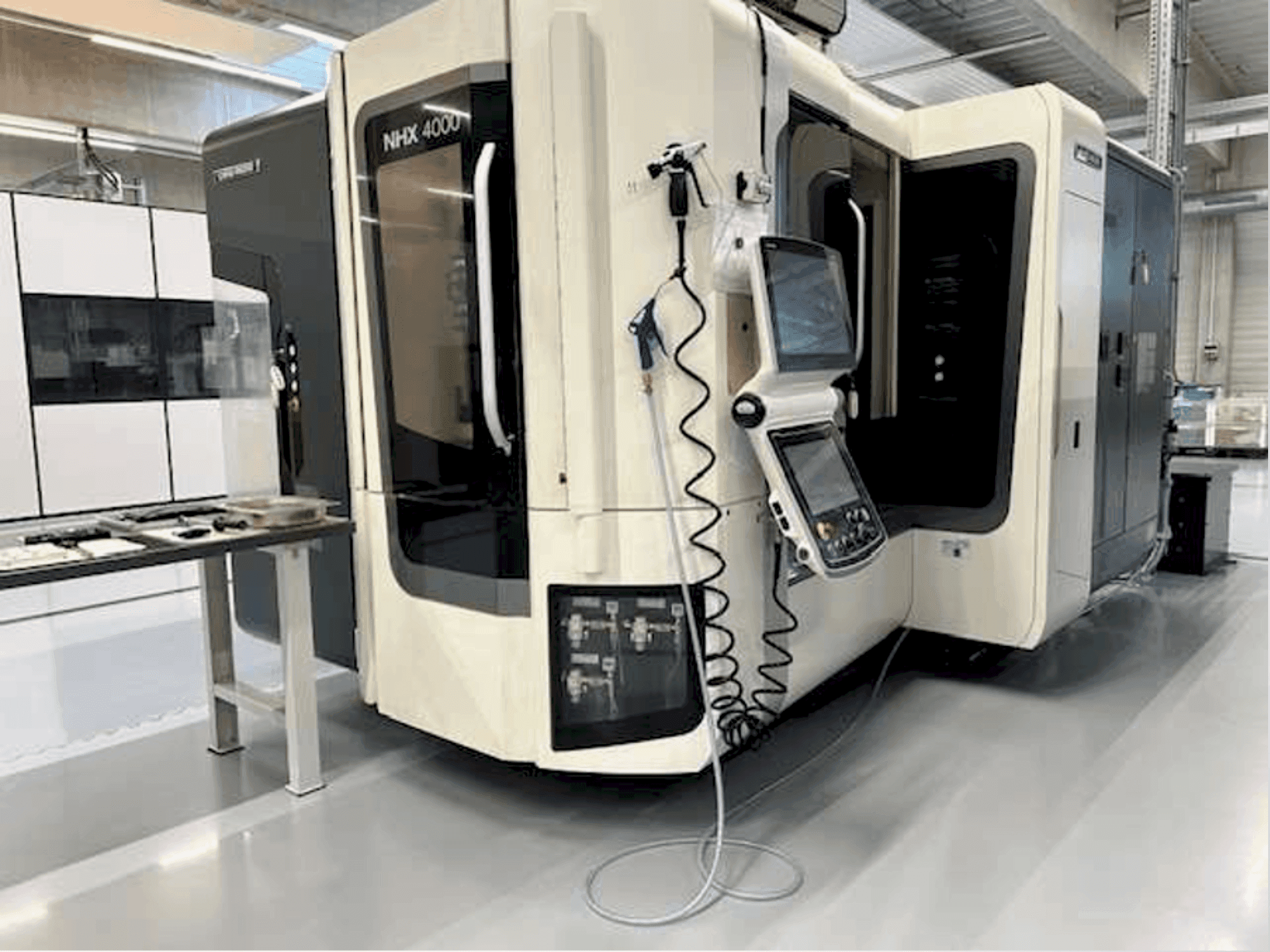 Frontansicht der DMG MORI NHX 4000  Maschine