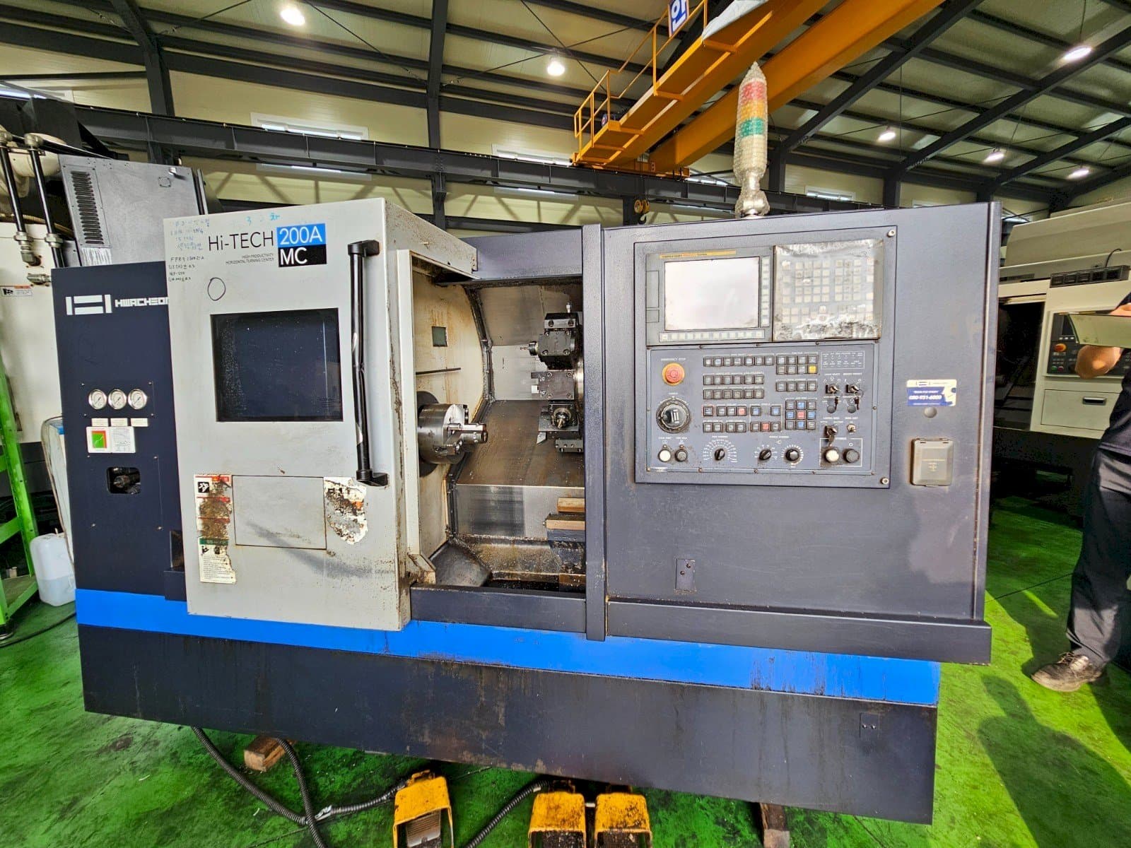 Frontansicht der HWACHEON Hi-Tech 200A MC Maschine