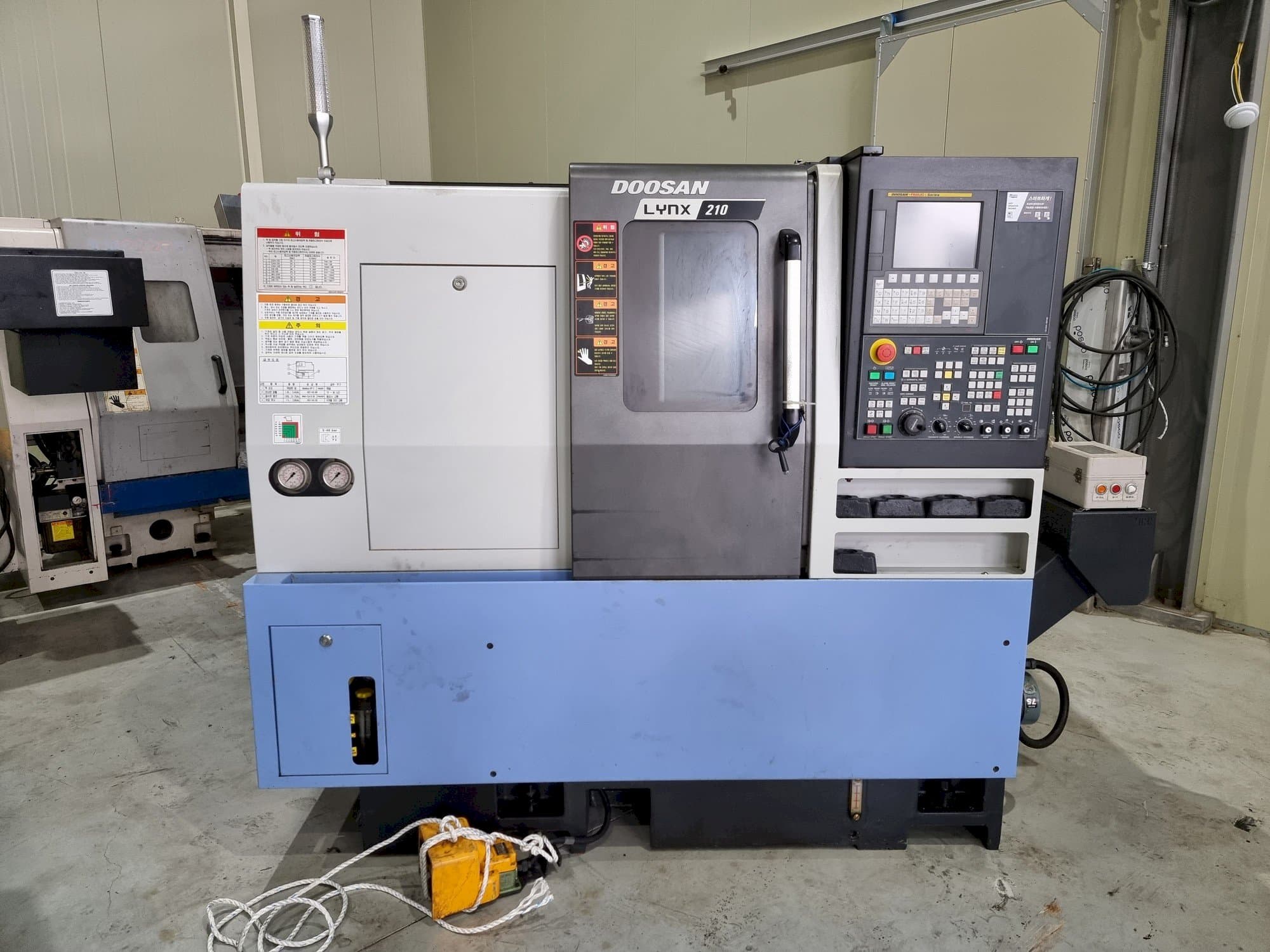 Frontansicht der Doosan LYNX 210 Maschine