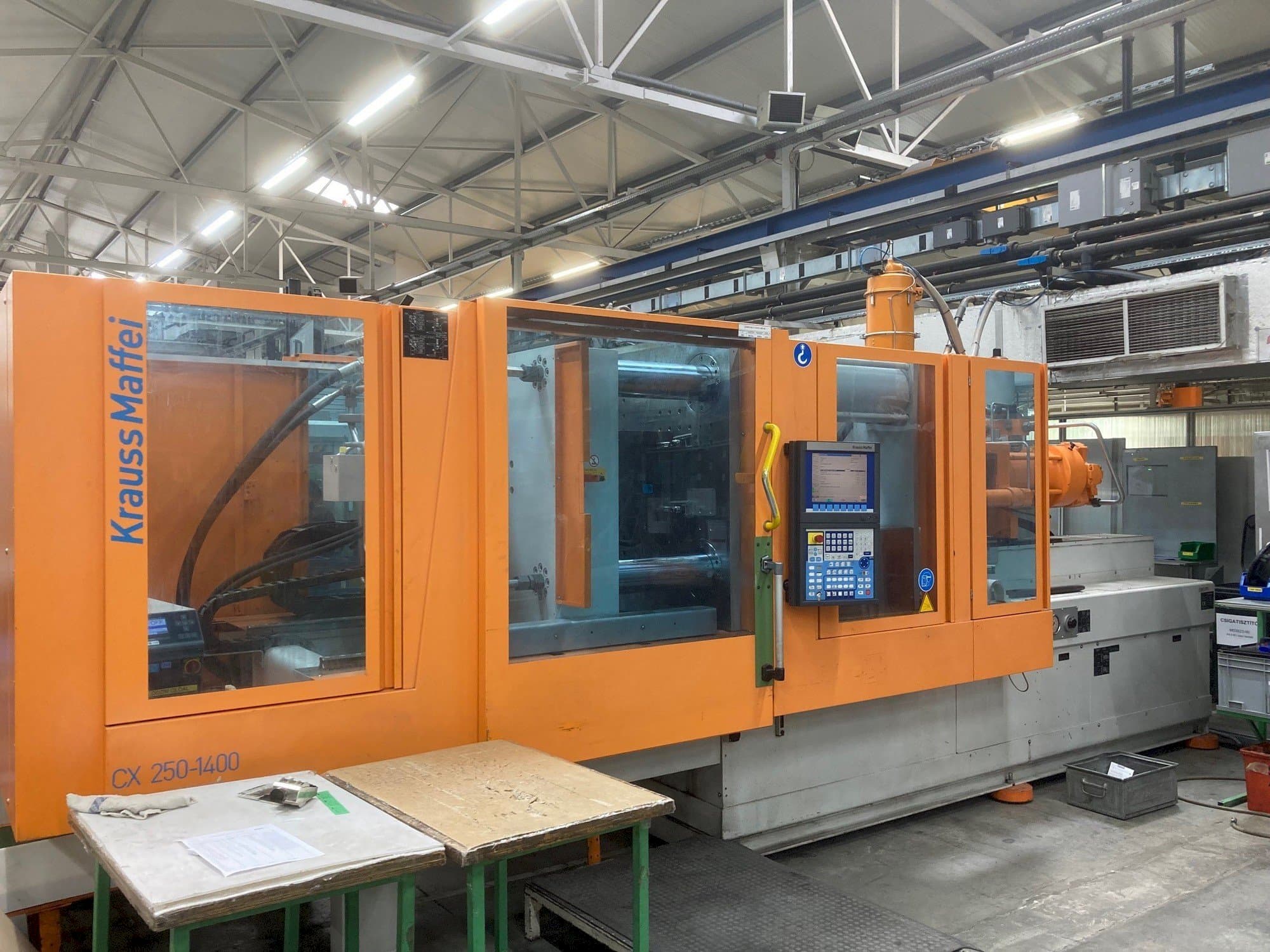 Frontansicht der Krauss Maffei KM 250-400 CX  Maschine