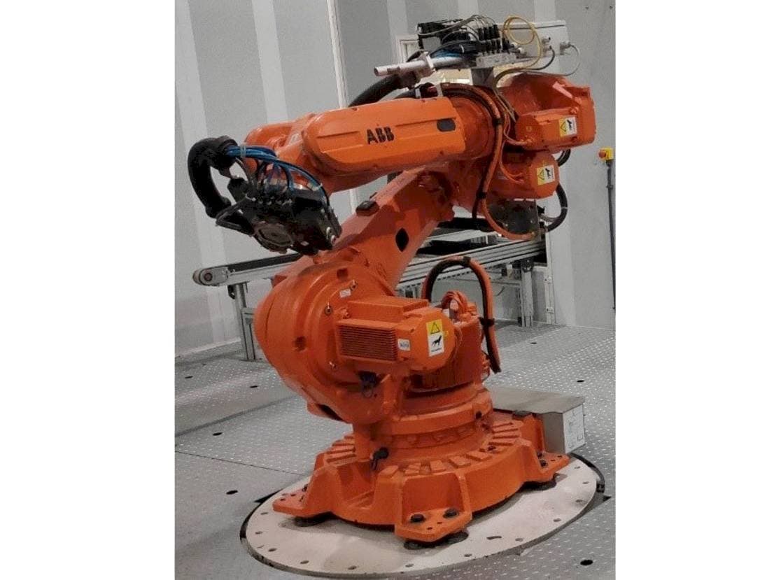 Frontansicht der ABB IRB 6620-150/2.2 Maschine