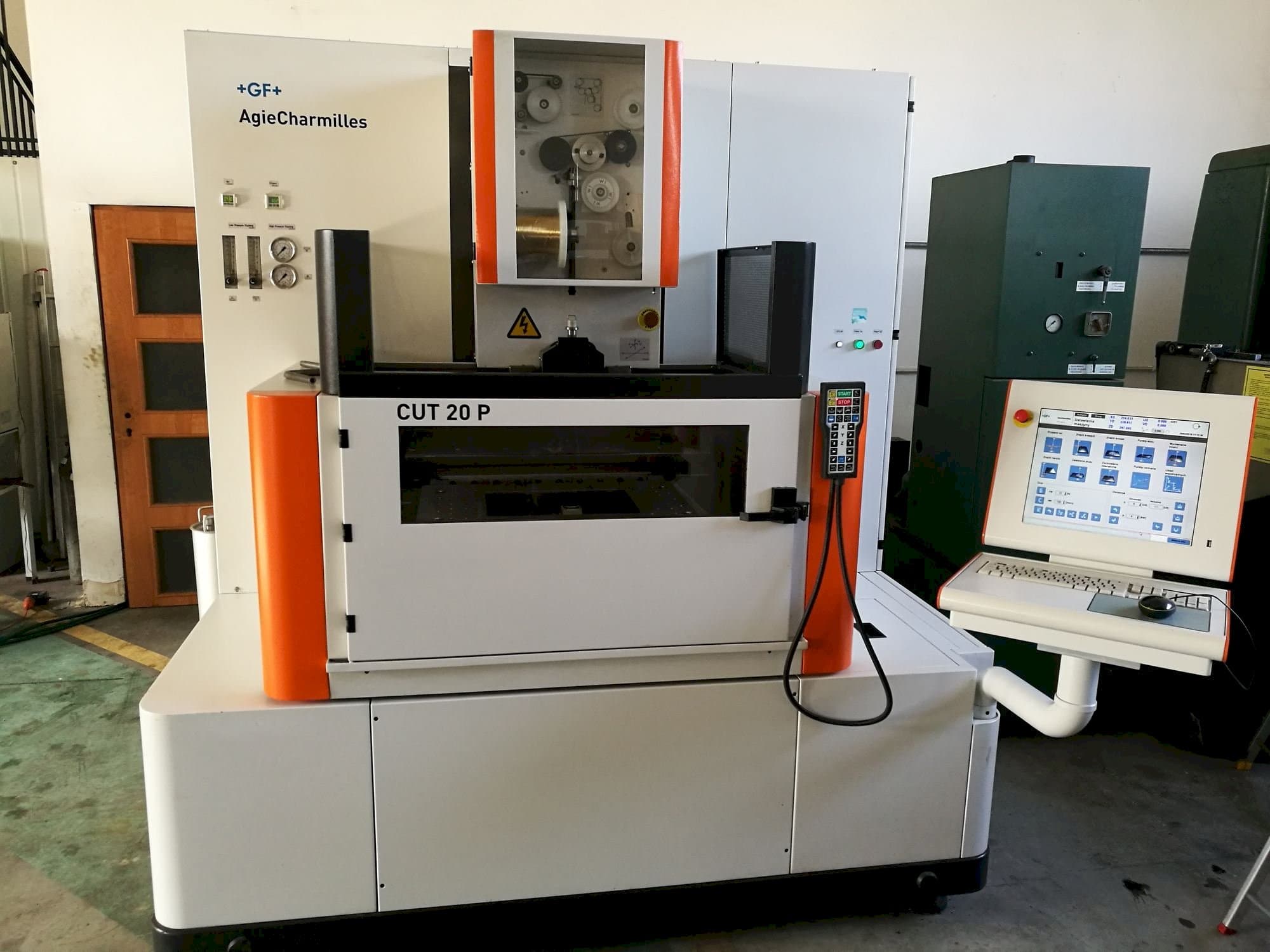 Frontansicht der AgieCharmilles CUT 20 P  Maschine