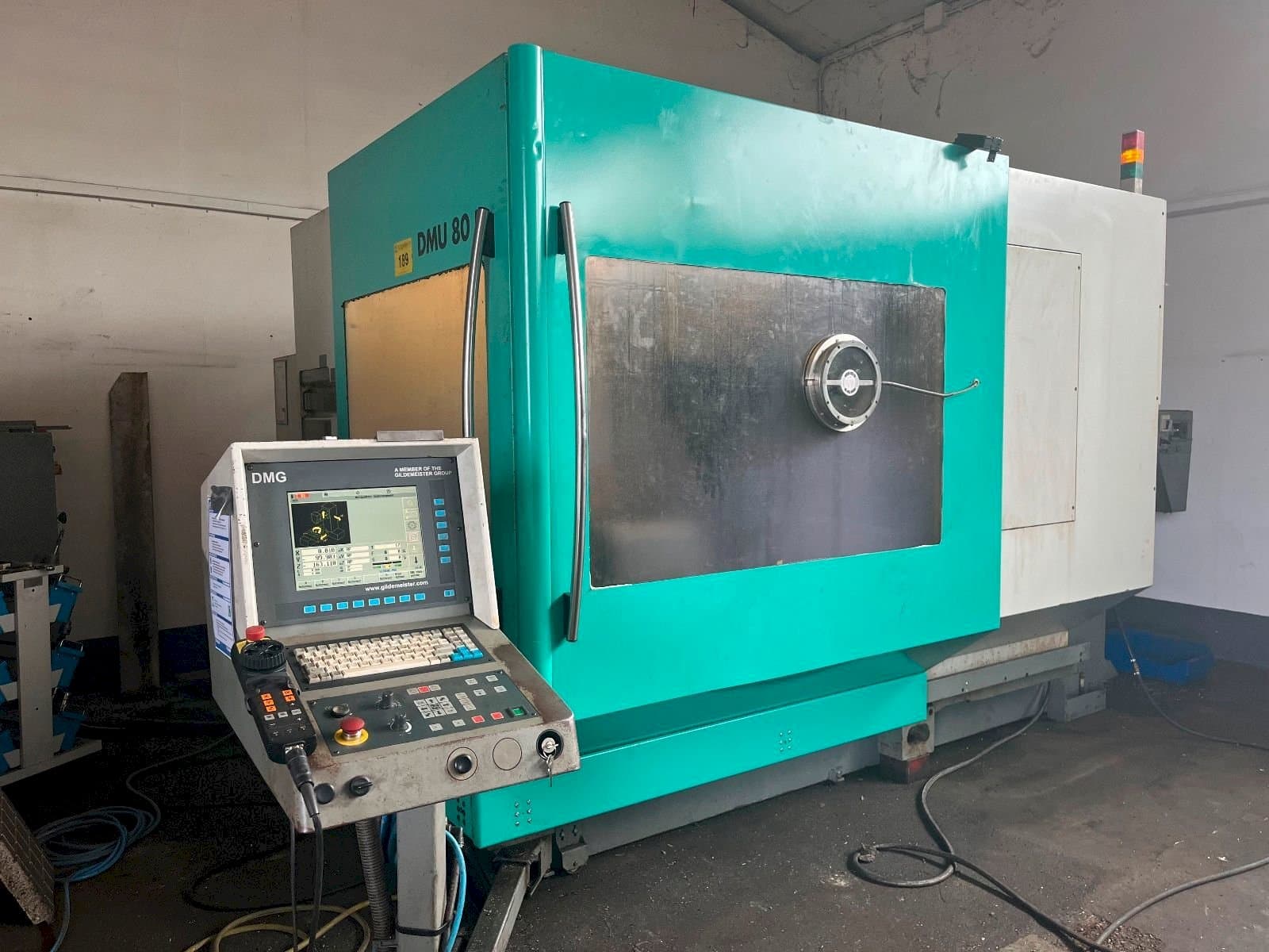 Frontansicht der DMG Deckel Maho DMU 80 P Maschine