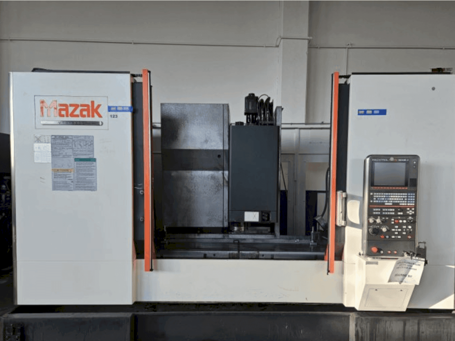 Frontansicht der Mazak VTC-530C  Maschine