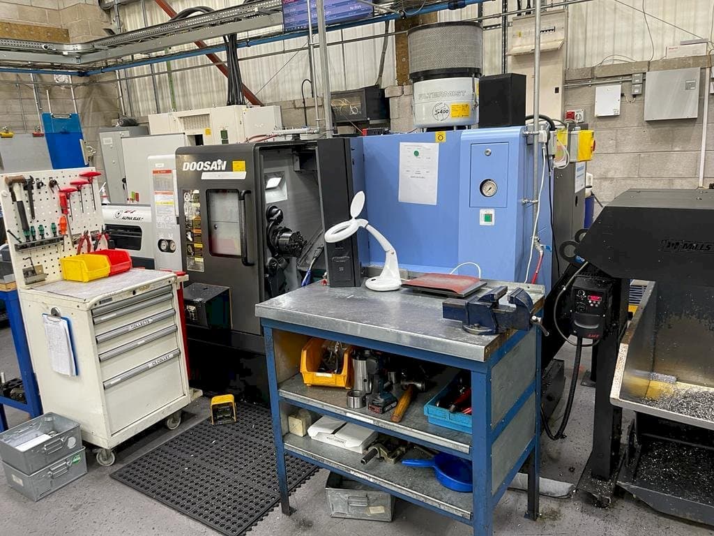 Frontansicht der Doosan Lynx 220 LMA Maschine