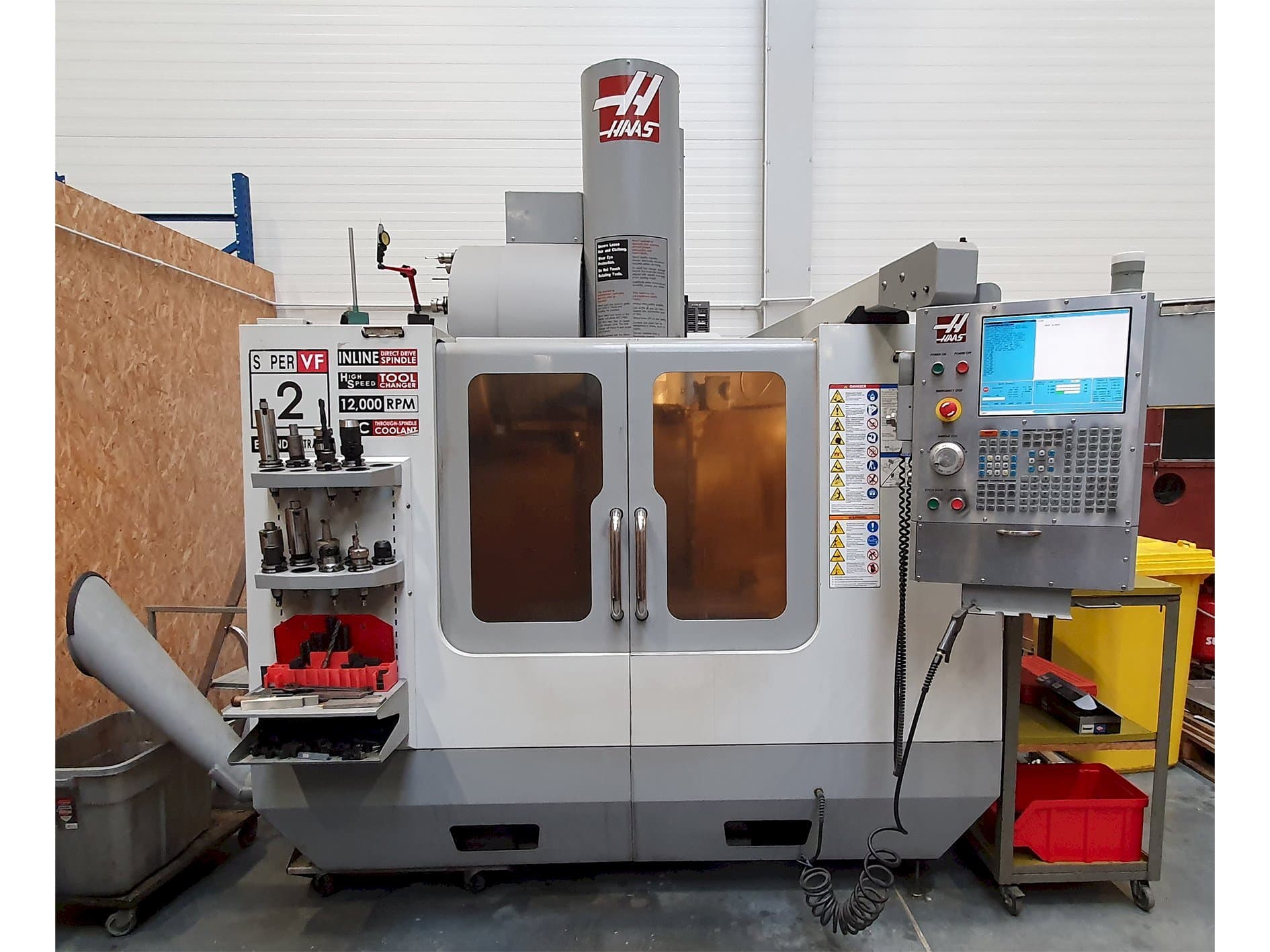 Frontansicht der HAAS VF2-SSYTHE Maschine