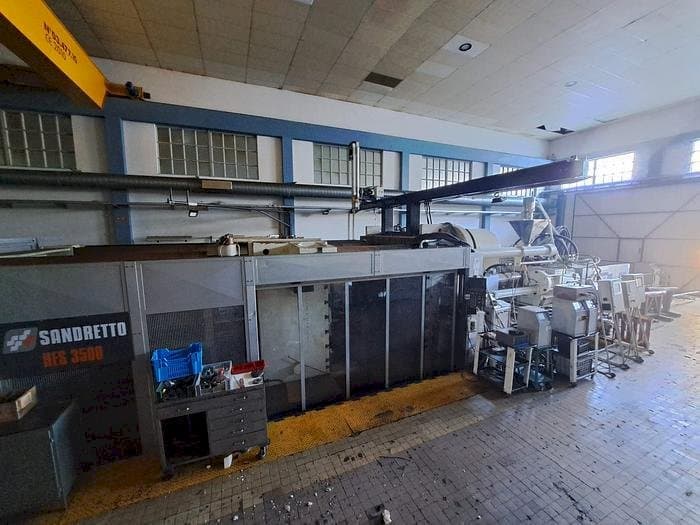 Frontansicht der SANDRETTO HES 3500 Maschine