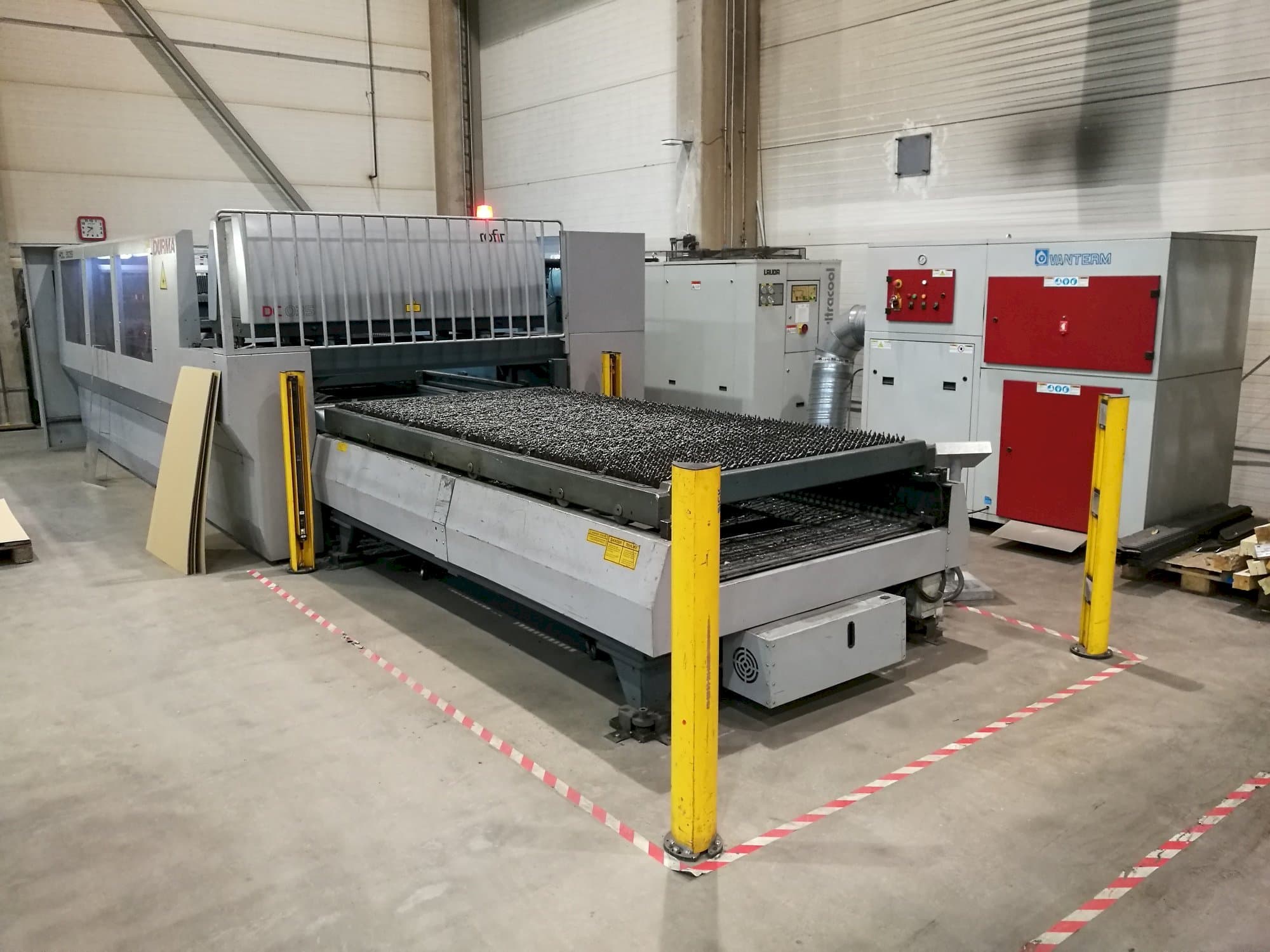 Linke Seitenansicht der Durma HDL 3015 Maschine