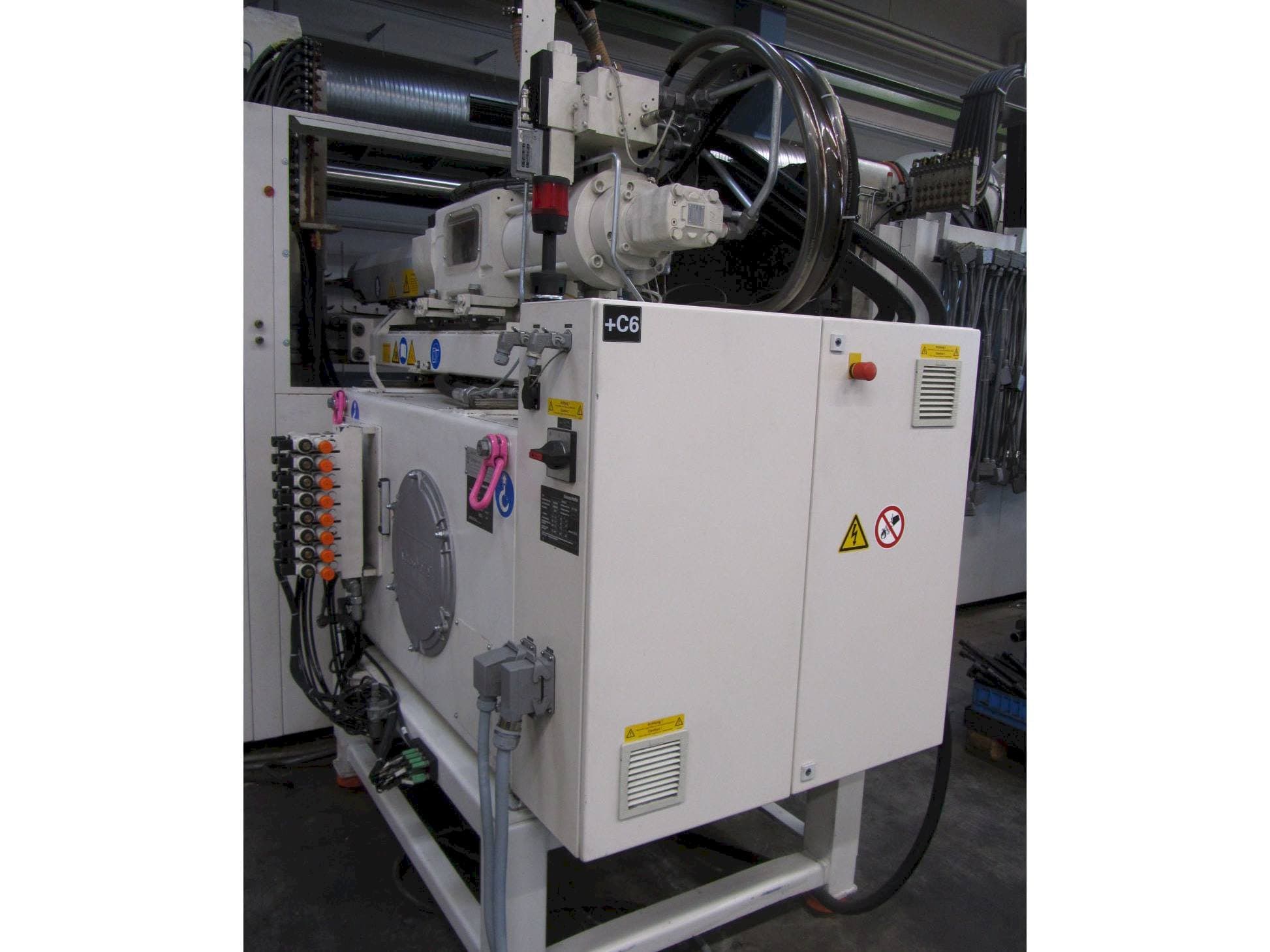 Frontansicht der Krauss Maffei 750 BO L Maschine