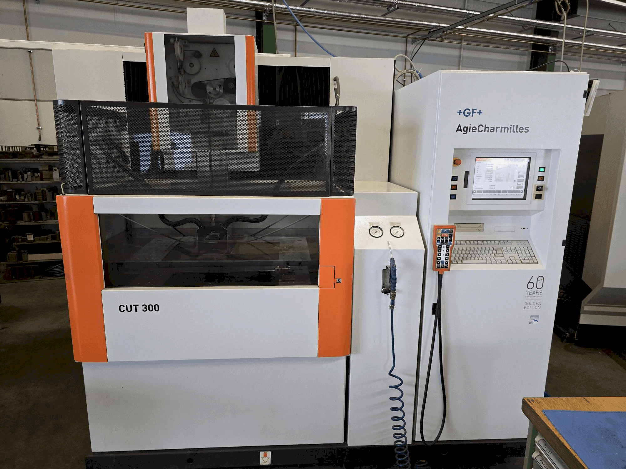 Frontansicht der AgieCharmilles CUT 300  Maschine