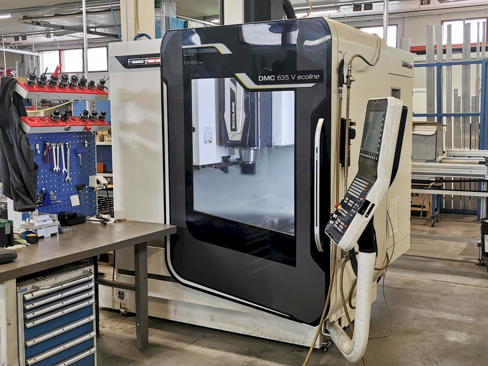 Frontansicht der DMG Mori Seiki DMC 635 V Ecoline Maschine