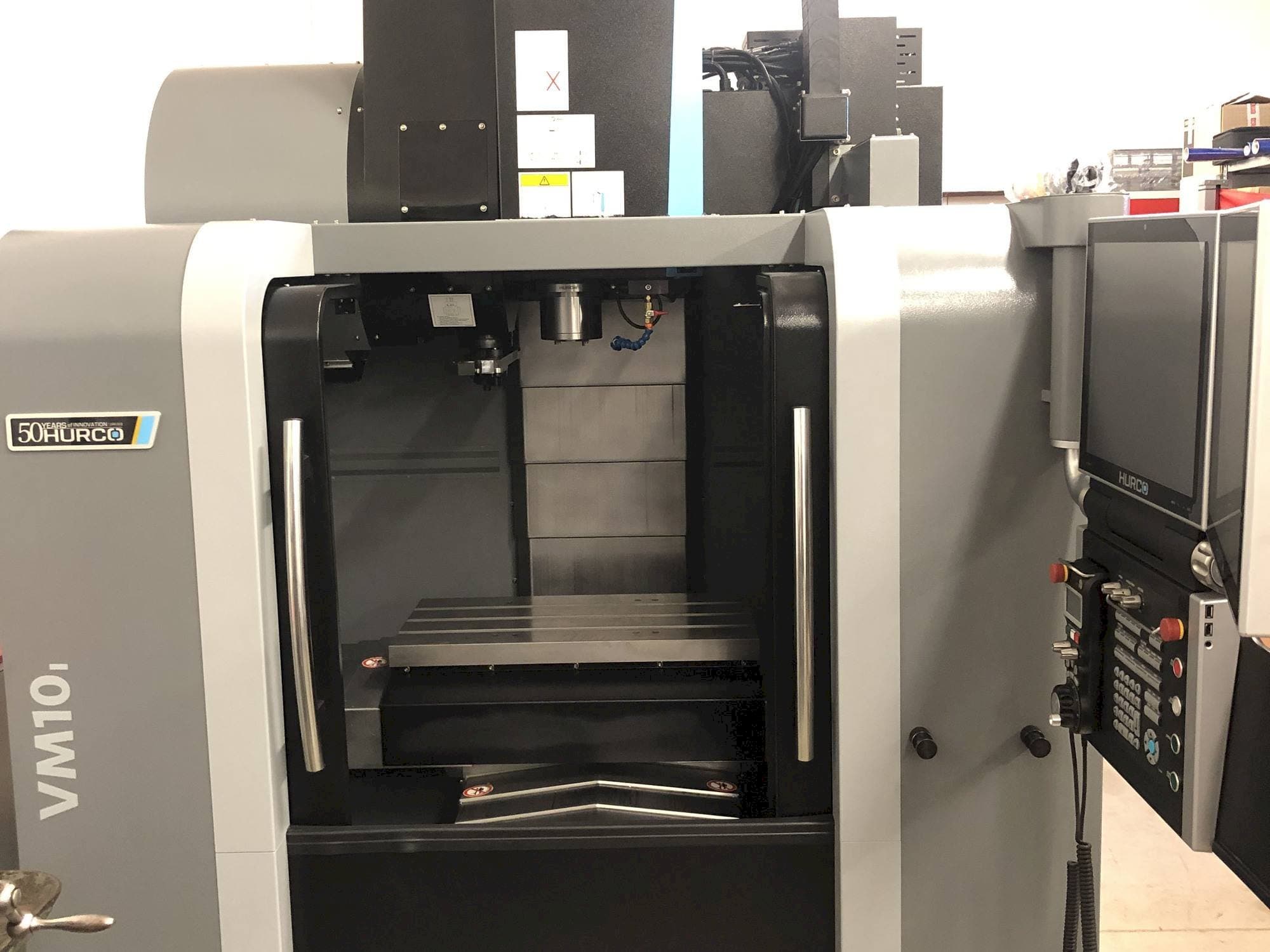 Frontansicht der Hurco VM 10 i Plus Maschine