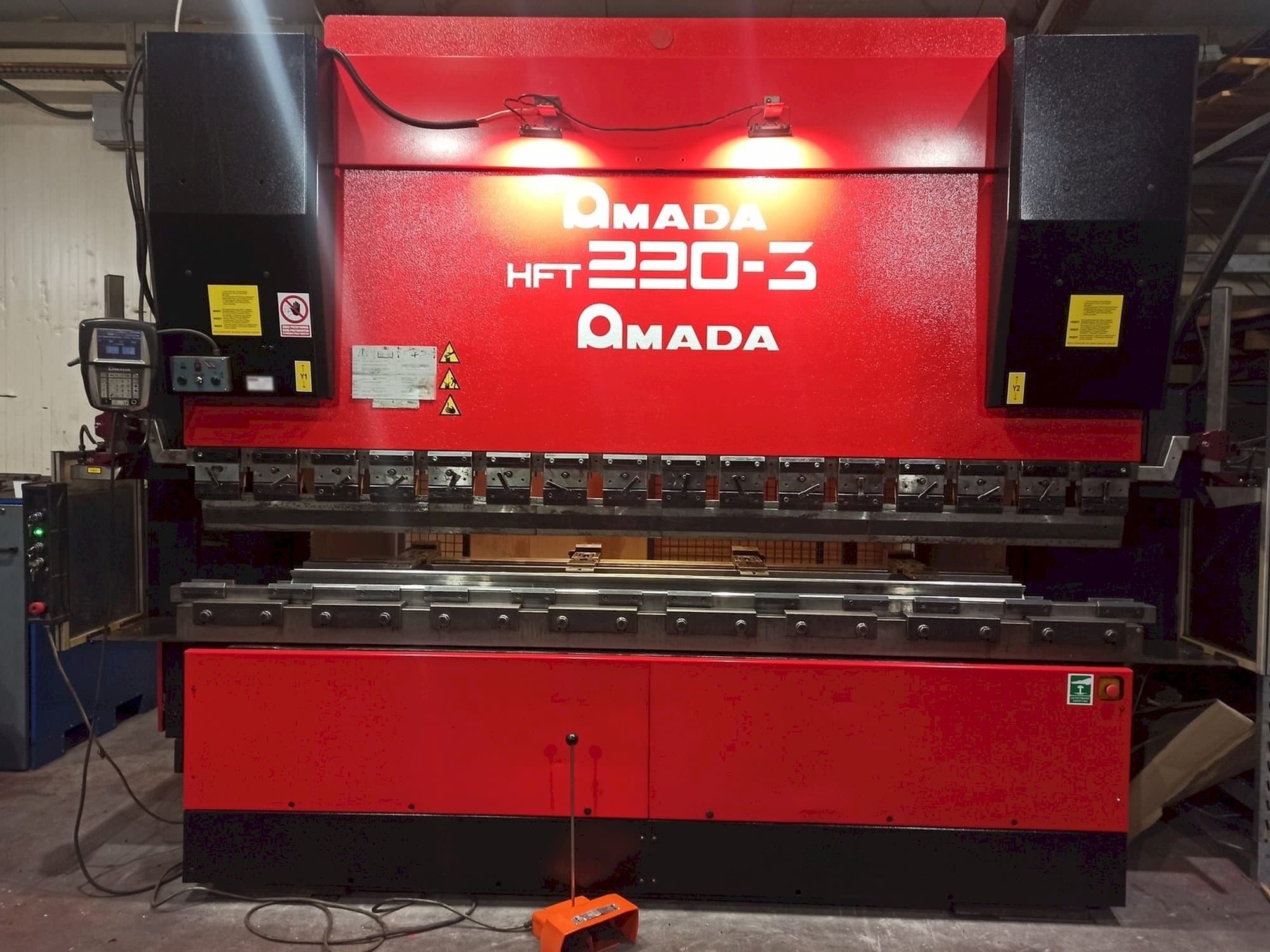Frontansicht der AMADA HFT 220-3 Maschine