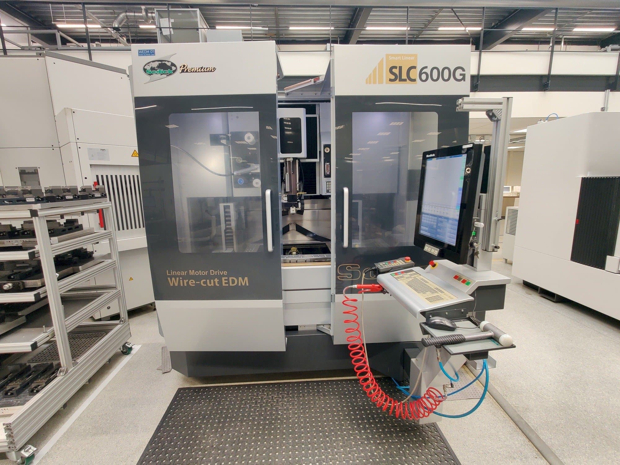 Frontansicht der Sodick SPW600 Maschine