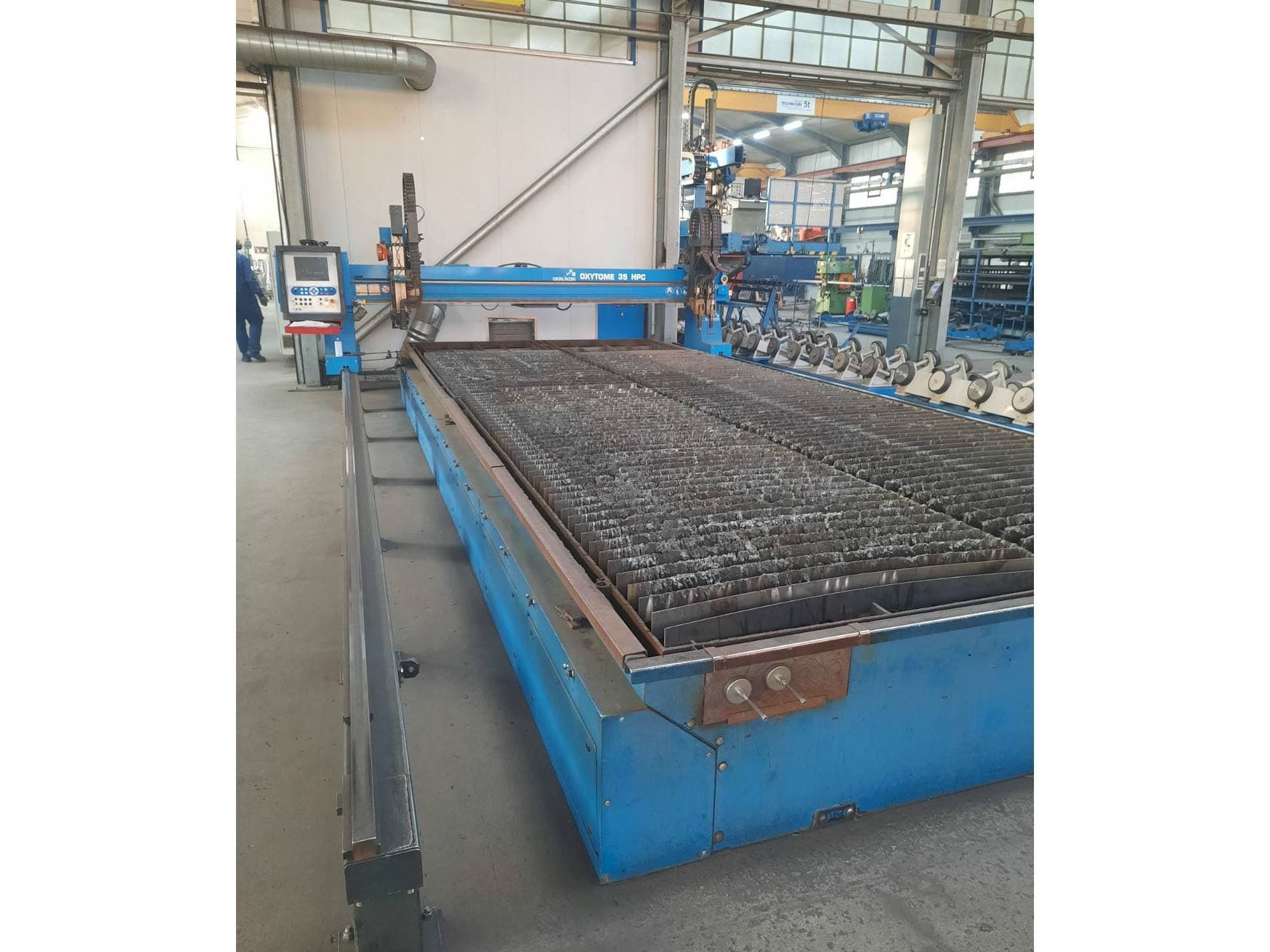 Frontansicht der Oerlikon Oxytome 35 HPC Maschine