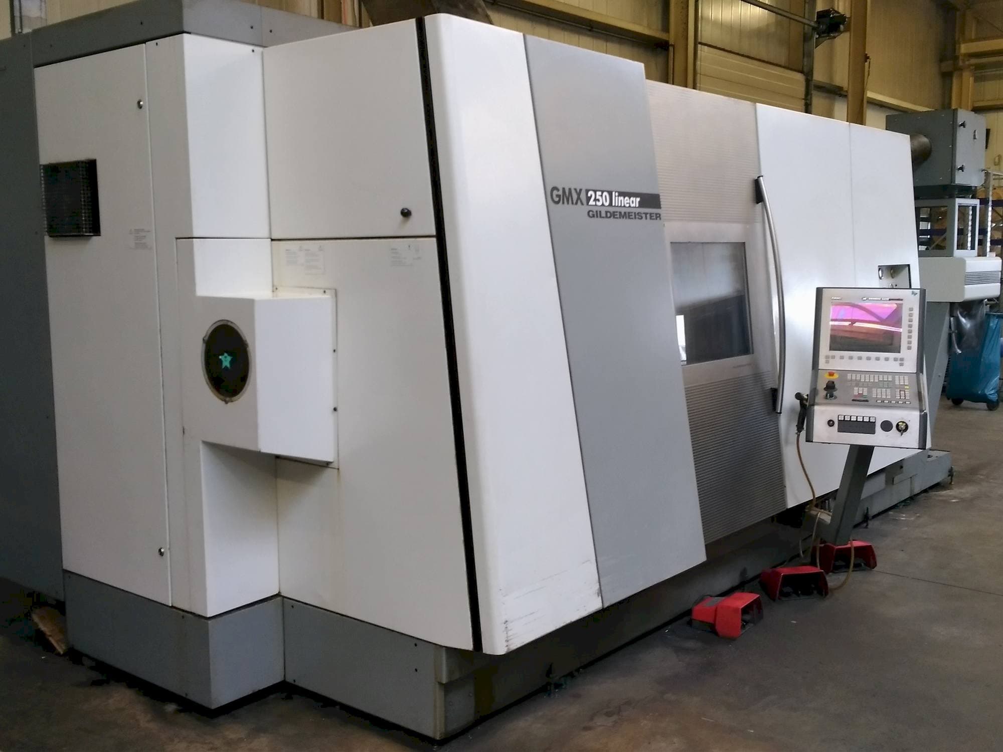 Frontansicht der Gildemeister GMX 250 linear  Maschine