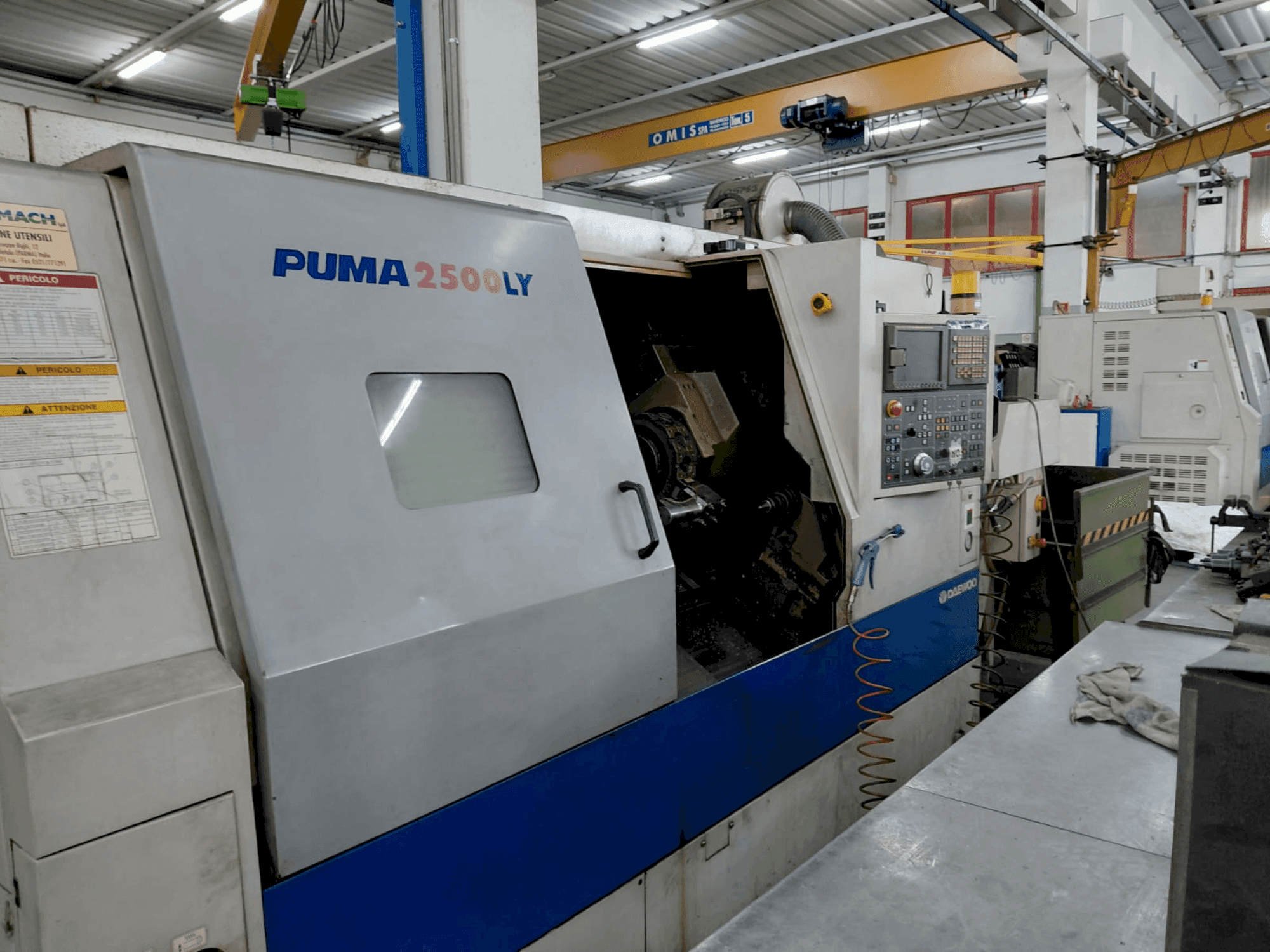 Frontansicht der DOOSAN Puma 2500 LY Maschine