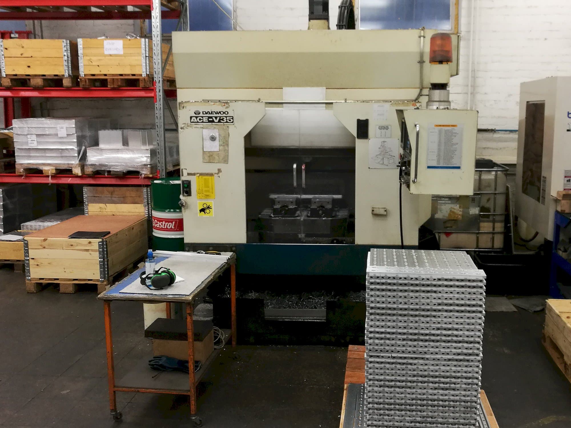 Frontansicht der DAEWOO ACE V-35 Maschine