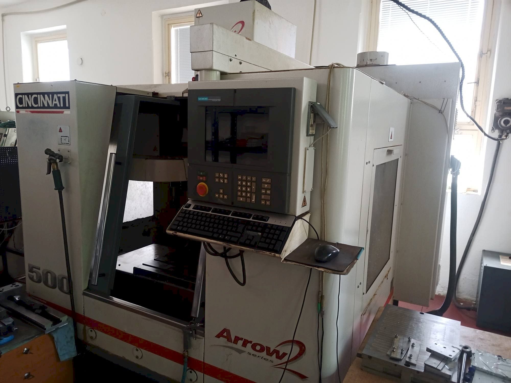 Frontansicht der Cincinnati Arrow 2 Maschine