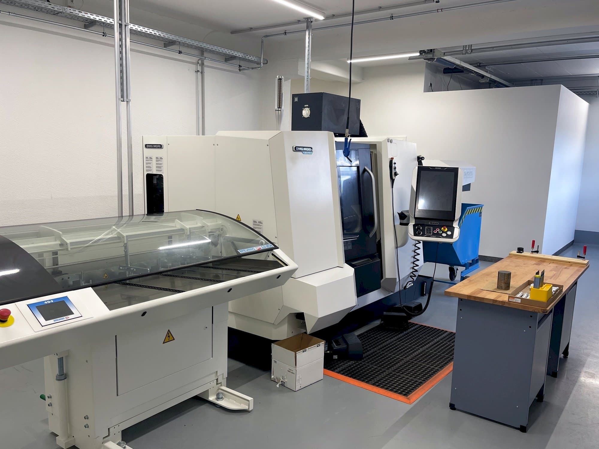 Frontansicht der DMG Mori Seiki CLX 350 V6 Maschine