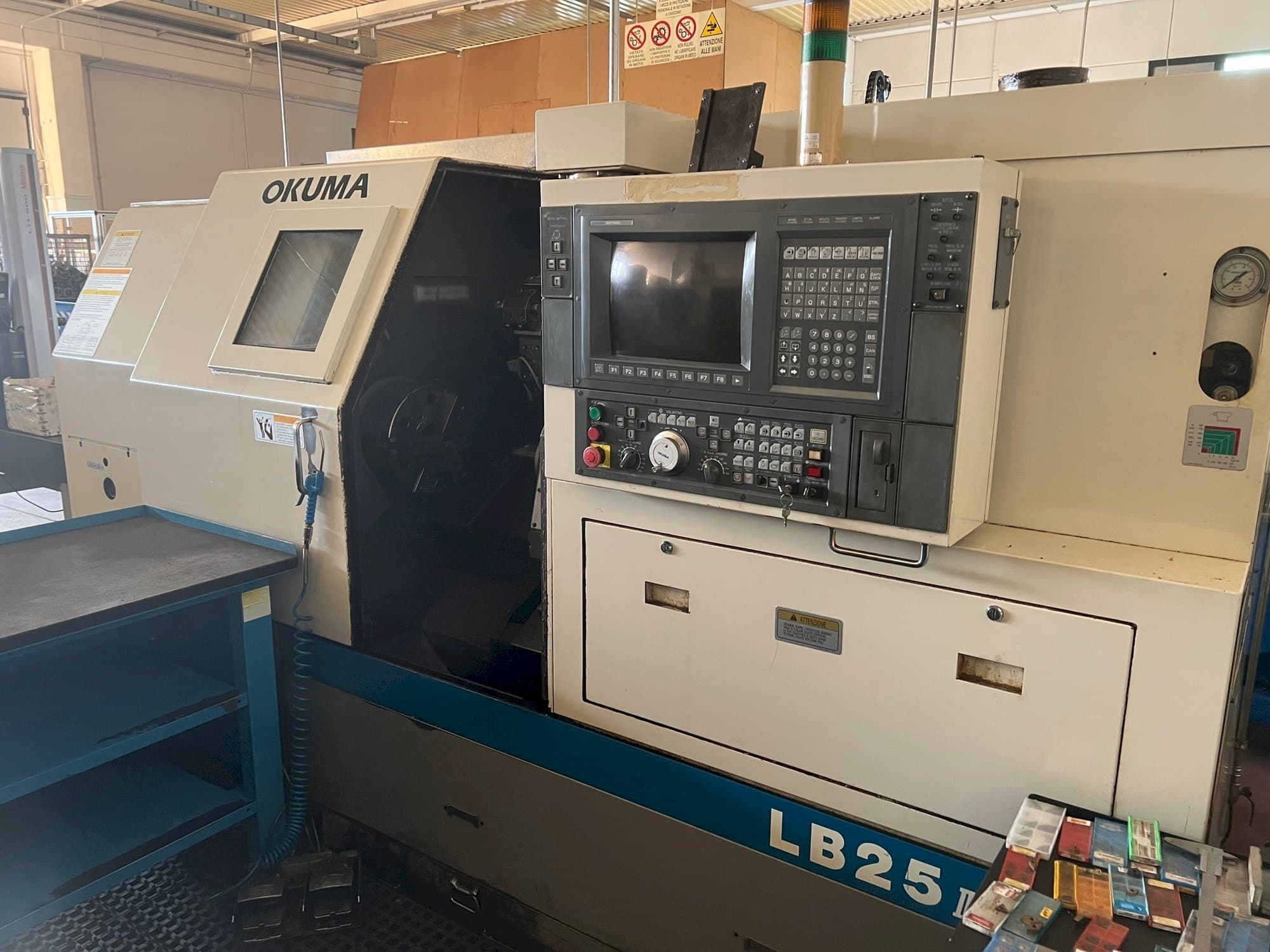 Frontansicht der Okuma LB 25 II Maschine