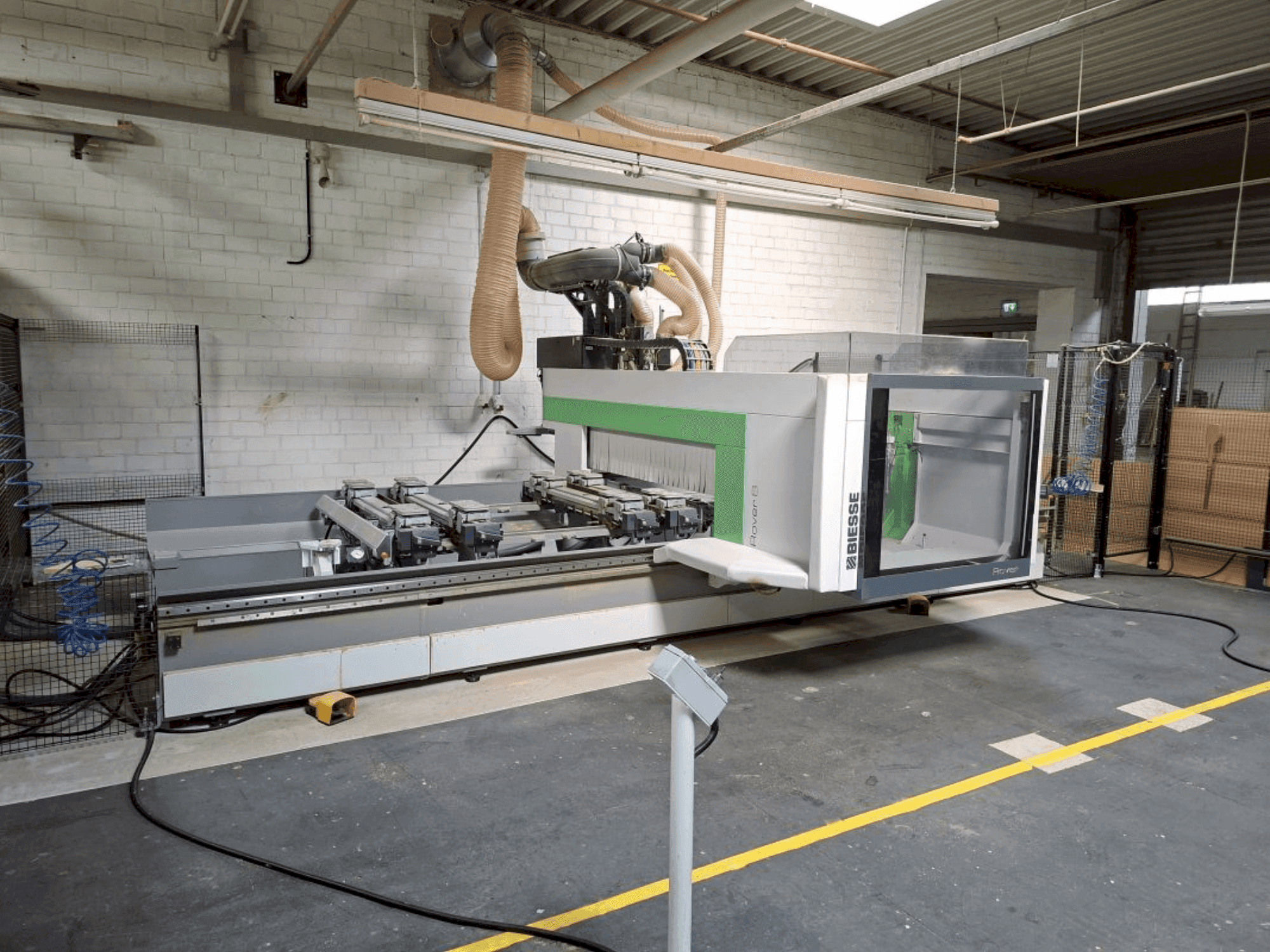 Frontansicht der BIESSE Rover B 1650 Maschine