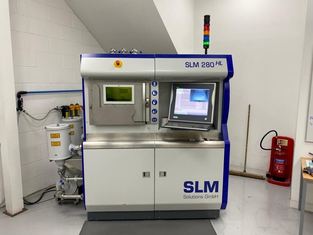 Frontansicht der SLM 280 HL Maschine