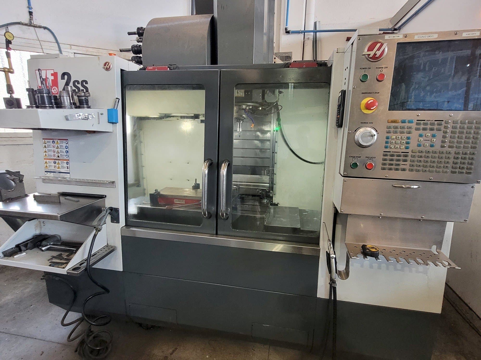 Frontansicht der HAAS VF2SS Maschine