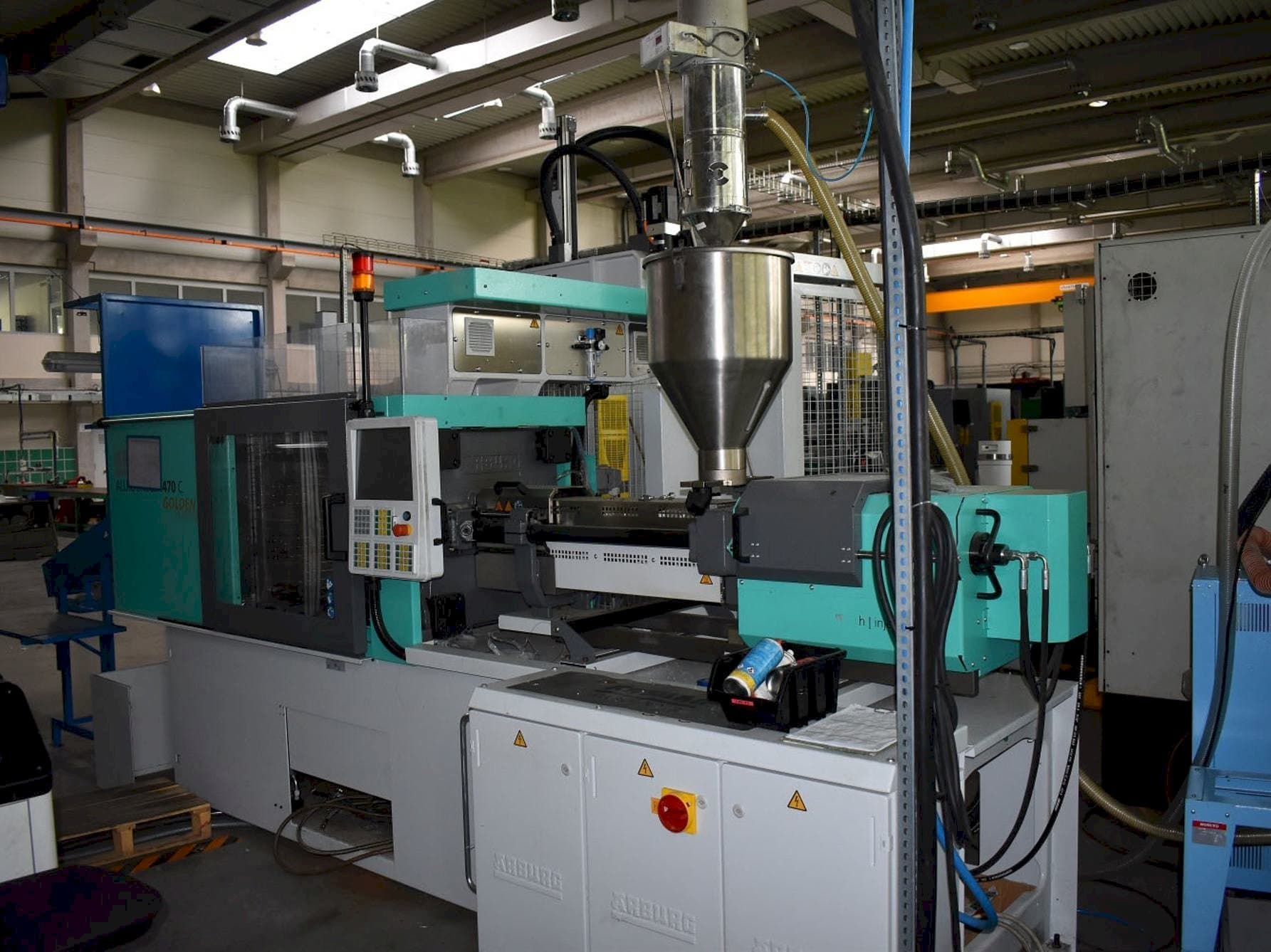 Frontansicht der Arburg ALLROUNDER 470 C 1500 - 400 Maschine