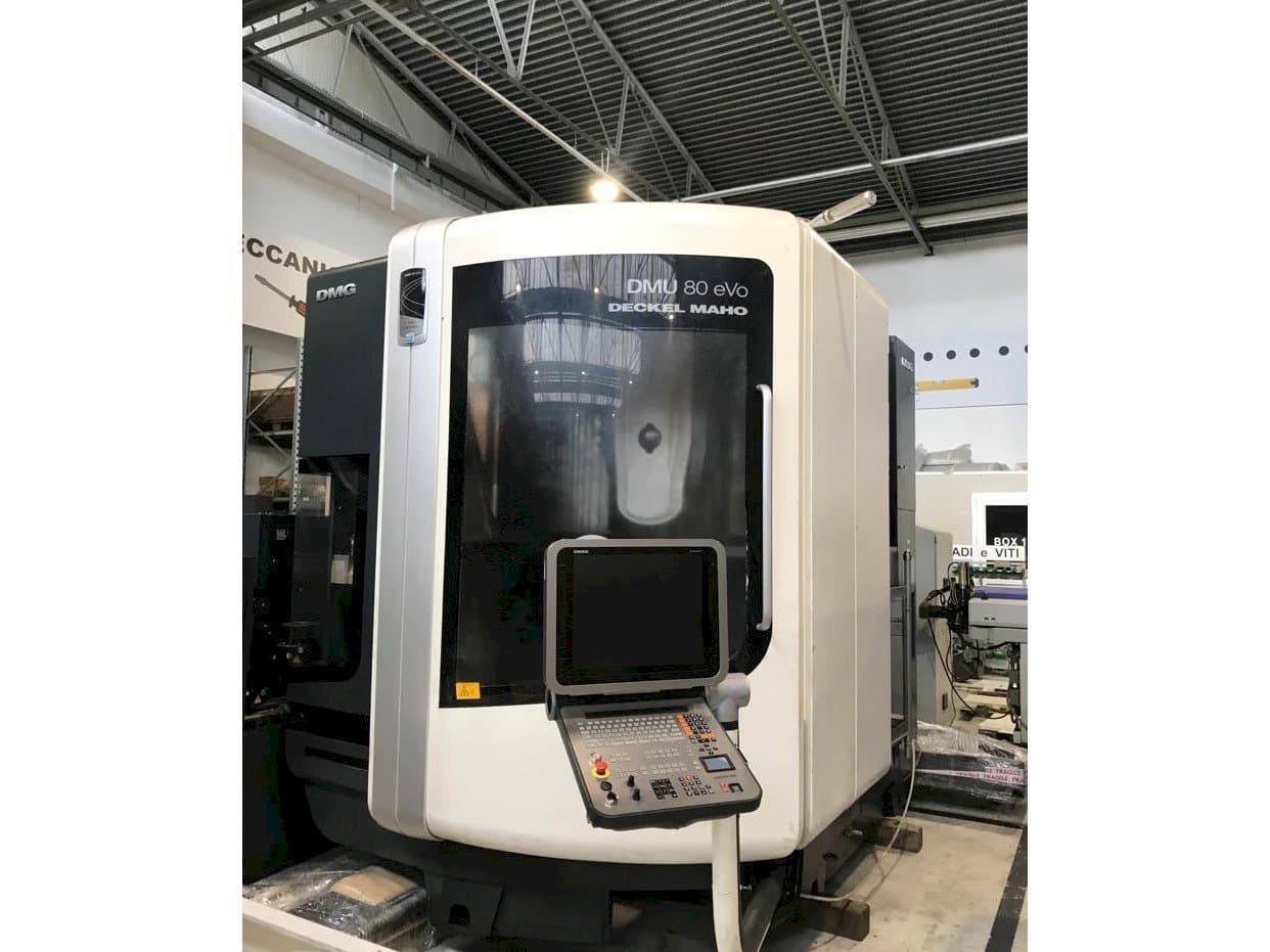 Frontansicht der DMG MORI DMU 80 EVO Maschine