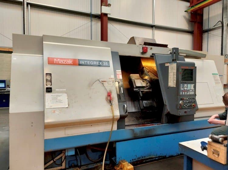 Frontansicht der Mazak INTEGREX 35Y Maschine