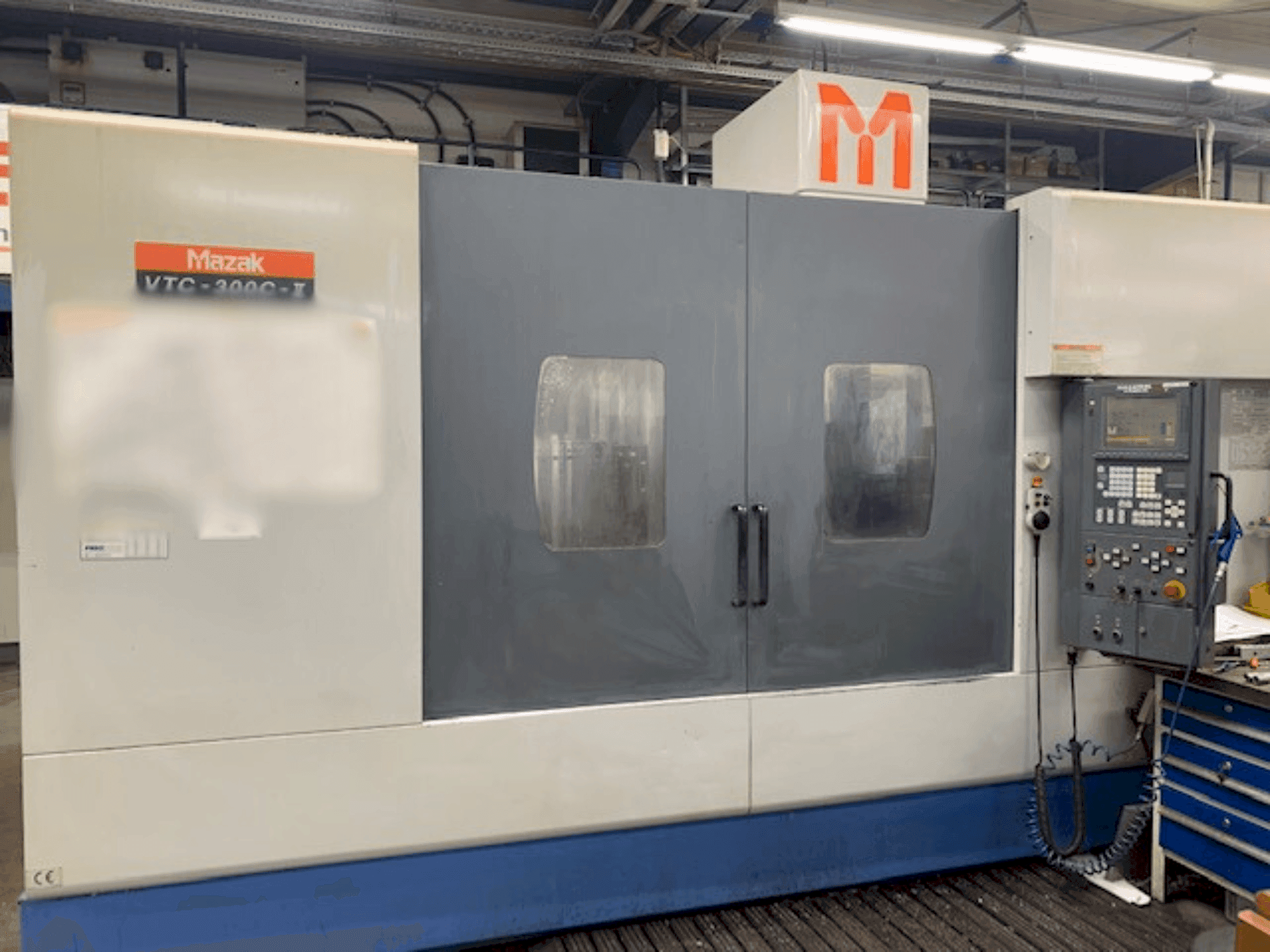 Frontansicht der Mazak VTC 300C II  Maschine