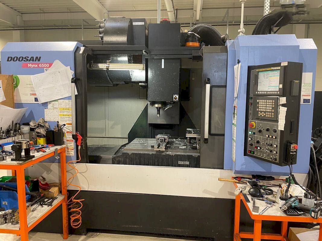 Frontansicht der Doosan MYNX DNM 6500 Maschine