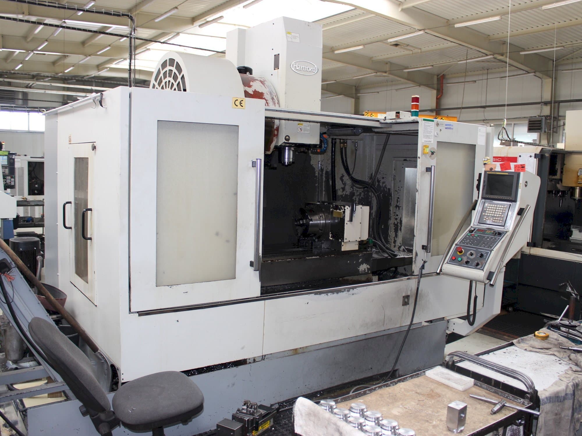 Frontansicht der Hartford VMC 1270A Maschine
