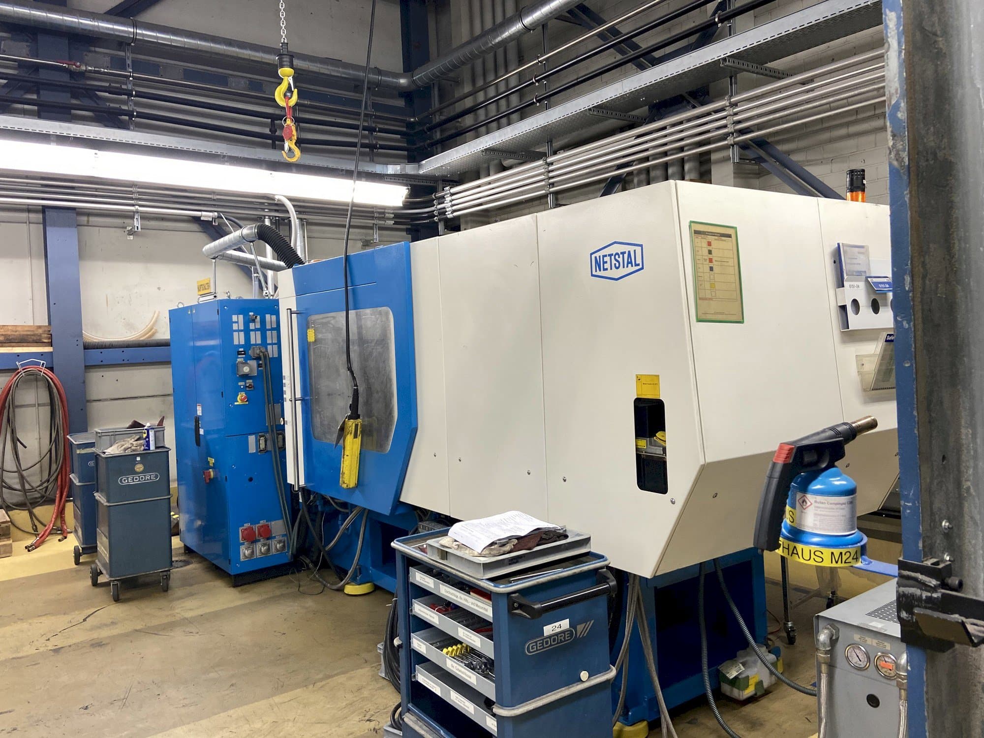 Frontansicht der Netstal Synergy 1500K/460 Maschine