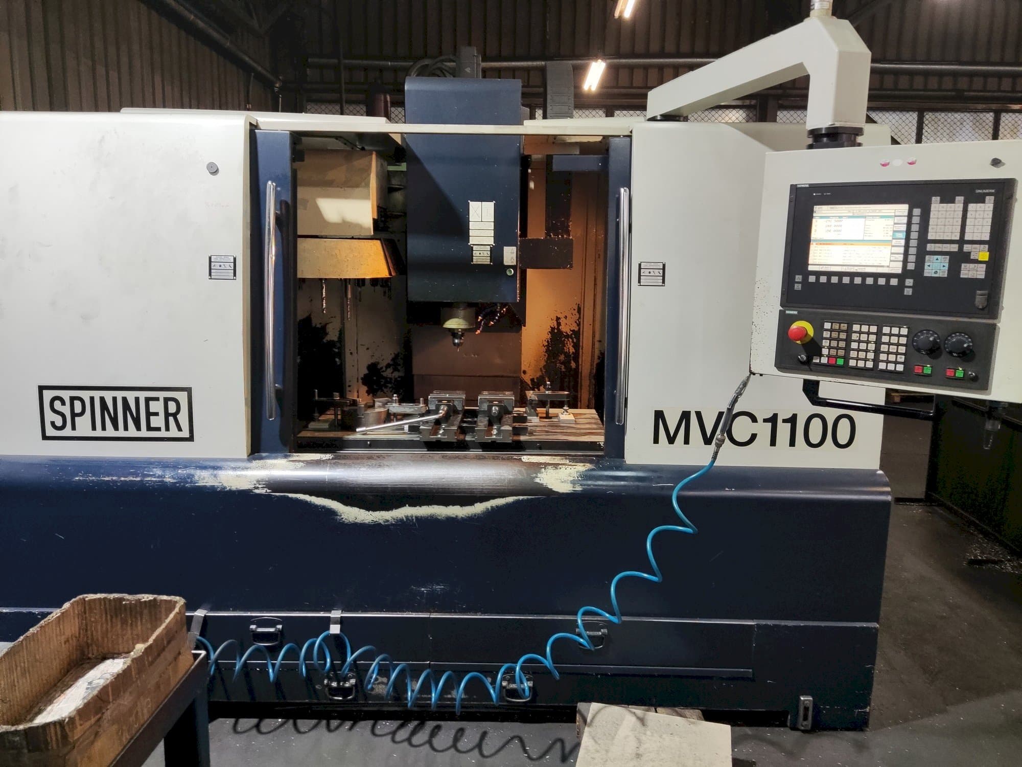 Frontansicht der SPINNER MVC-1100 Maschine